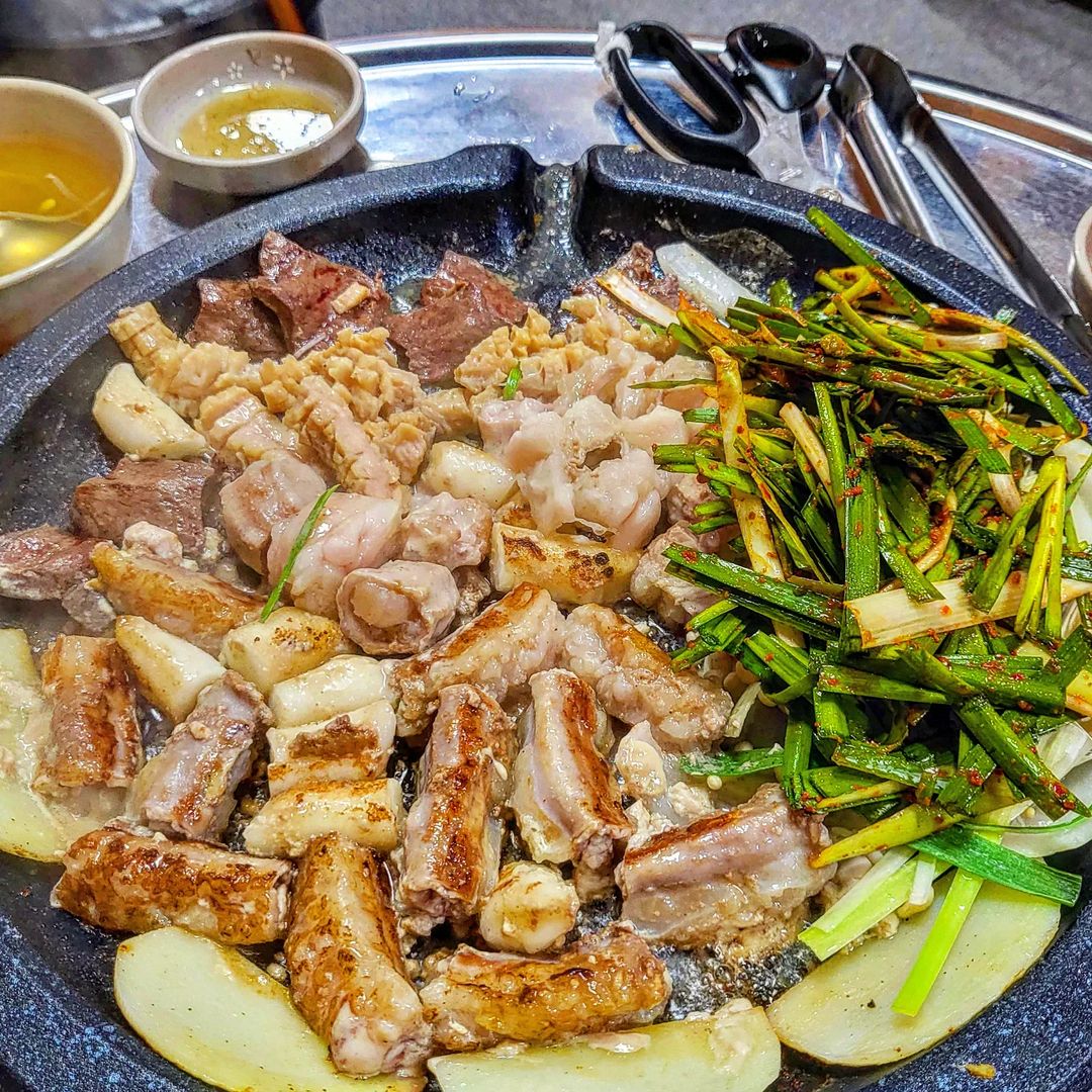 문지영 on Instagram: “등산화 사러 갔다가 들어간 뜻밖의 맛집 #가산디지털단지 #문정곱창 #모듬곱창 2인분이랑 #볶음밥 까지 클리어했다😋 직접 다 구워주셔서 편하게 냠냠 #곱창 #곱창맛집
