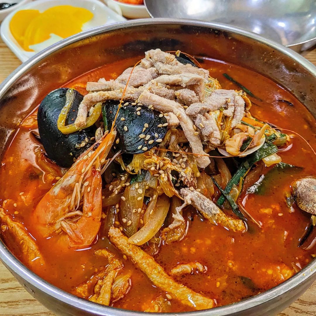 문지영 on Instagram: “전국 3대 #짬뽕맛집 이라는 #군산 #복성루 30도를 넘는 폭염에도 코너를 따라 줄을 서있던 맛집👍 매콤국물은 밥이므로 #짬뽕밥 🥣으로 시켰다 일단 비주얼부터 합격 고