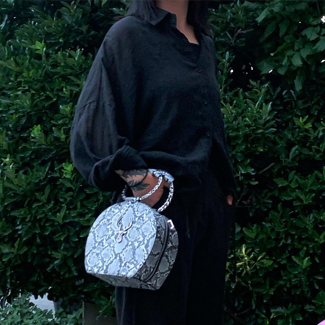 Blue on Instagram: “#협찬 #체험단 👜 요즘 환경과 비건에 관심이 많은데 마침 좋은 만남으로 우나 드 모나코의 제품을 만나게 되었어요-! 👜 우나 드 모나코의 모든 가방 제품들은 100% 비건 가