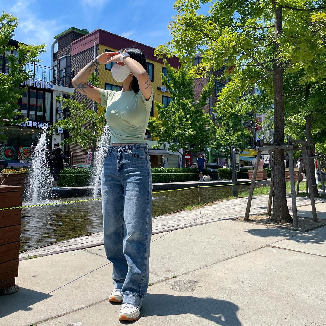 Blue on Instagram: “#협찬 제가 좋아하는 #뮬라웨어 에서 너무나 예쁜 ‘트위스트 포인트 숏 슬리브’ 를 보내주셨어요-! (사랑합니다~😘) 애슬레저룩이란 애슬레틱과 레저의 합성어로 운동복