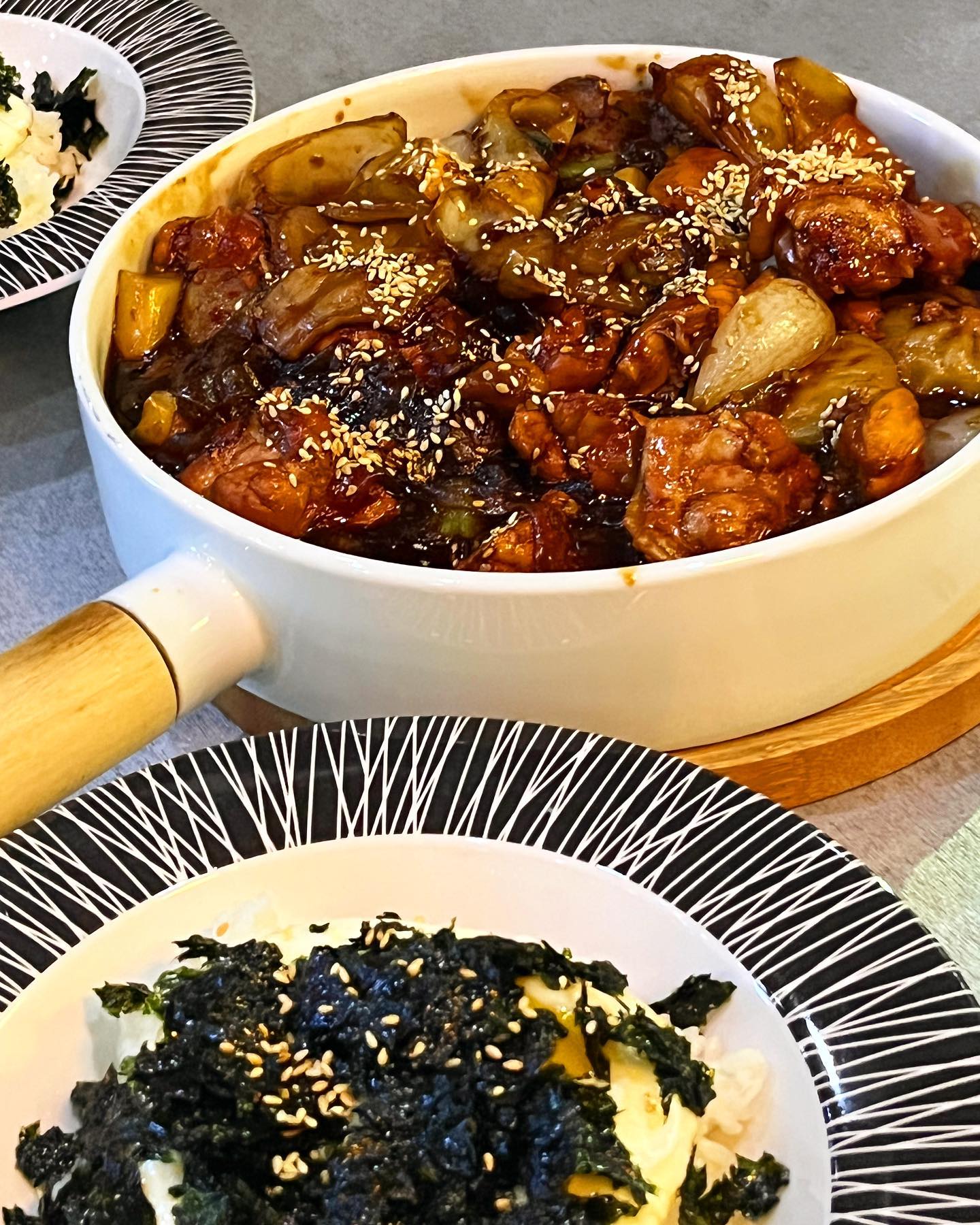 #경기도 #의왕

🛖 경기 의왕시 전주남이길 4

#금계찜닭 #금계찜닭 #계란밥 #만두추가

#먹스타그램 #먹팔 #일상 #먹방 #먹방로드

오늘은 점심에 올려보는 금계찜닭!!
매일 배달로만 시켜먹다 처음으로 가게에 가서 먹었는데 역시나 맛은🤤🤤
여러가지 찜닭이 있는데 기본찜닭으로 소짜리 시켜서 먹었는데도 양이 어마무시한 금계찜닭🙆🏻‍♂️😎