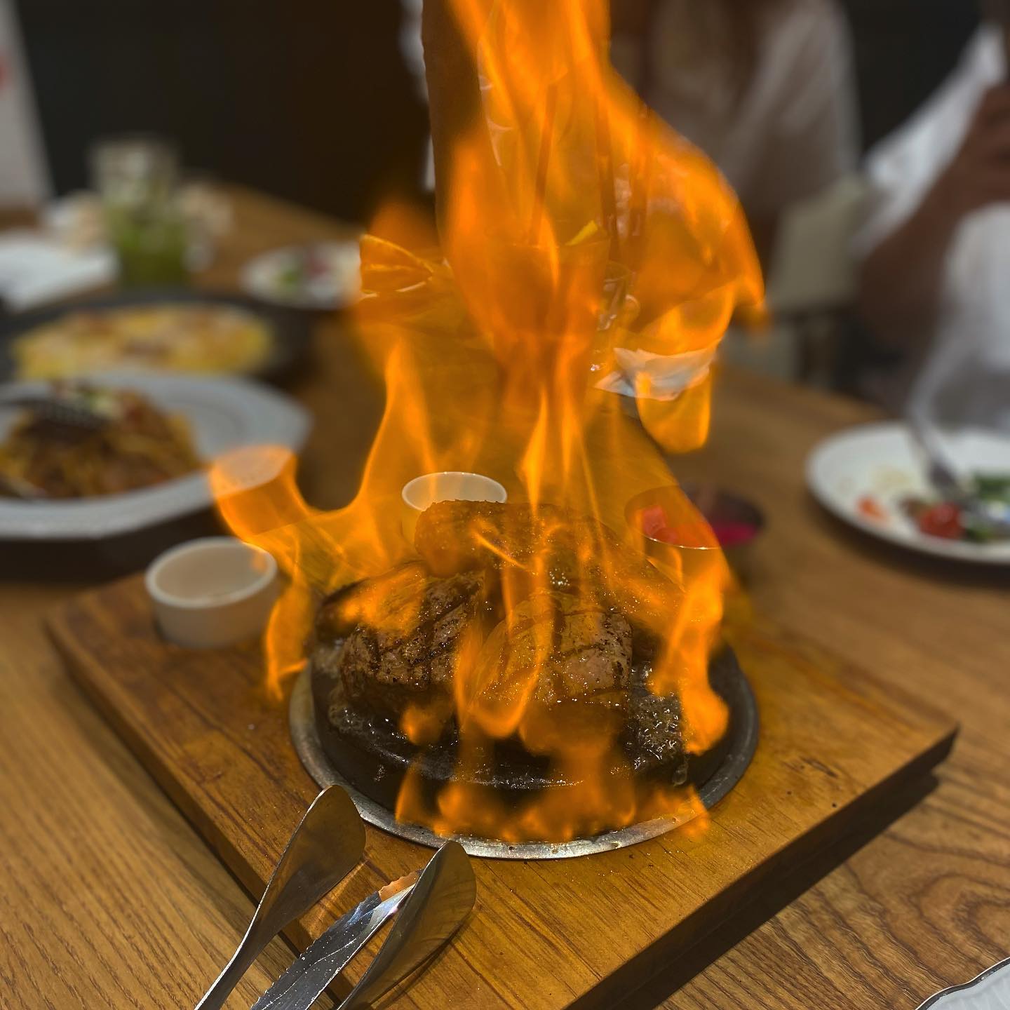 🧡라그릴리아 분당점

점심 회식으로 야무지게 먹고 왔다~! 스테이크도 맛있었지만 해산물이 토실쫄깃 짱 맛있음👍 전체적으로 신선한 재료를 사용하는 것 같았다. 이제 바로 퇴근하면 완벽한 하루 ㅎㅎ 응 못해 ㅎㅎ>.<

🏠주소
성남시 황새울로 200번길 롯데백화점 분당점 1층

💸메뉴/가격
4인세트 (176,000) 👉 149,000원
(새우 버섯 샐러드 , 해산물 토마토 스파게티, 마르게리따 피자, 비프 온더 스톤 안심/채끝, 에이드 4잔)
봉골레 가리비 파스타 22,900원
가리비 크림 리조또 21,900원

⏱운영 시간
매일 10:30 - 21:30

#수내 #수내역 #수내동맛집 #분당 #분당맛집 #맛집스타그램 #맞팔 #먹팔해요 #먹팔 #스테이크 #파스타맛집 #화덕피자 #라그릴리아 #먹스타그램 #맛집스타그램