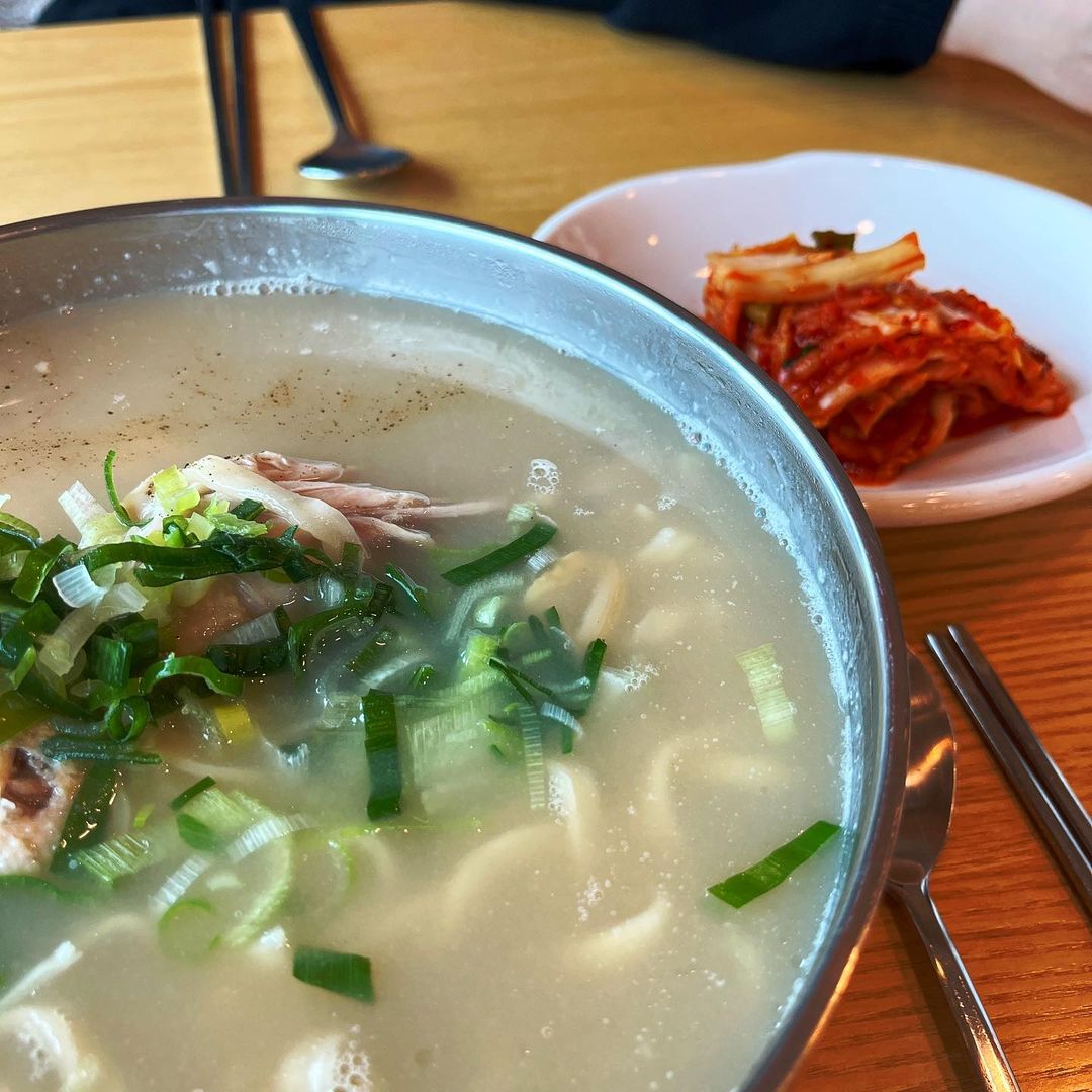 호유의맛집어디 on Instagram: “충주의 활옥동굴 놀러 갔을때 먹었던 닭칼국수와 비빔국수 입니다! 🪨활옥동굴가시면 동굴안에서 카약을 탈 수 있더라구요~! 카약타고 허기가 져서 찾아간 식