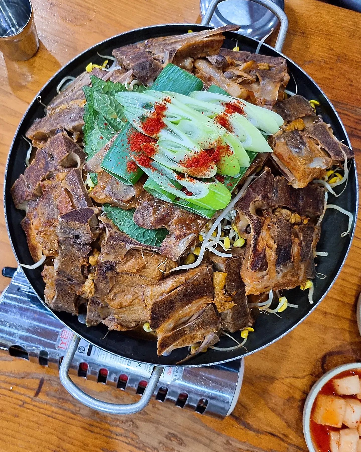 '천안'하면 호두과자, 야우리, 시골집이 나오던 시절이 있었(?)

#내돈내산

천안 쏘주쟁이들은 다 다녀봤을 24시간 뼈해장국 전문점
얼큰한 매운맛으로 한 때는 조마루, 청기와, 이바돔 등을 배출한 감자탕 특구 부천까지 진출 했었어요

근처의 나이트가 성업하던 시절에는 밤새도록 자리가 안 날 정도로 인기가 많던 집인데 지금은 한 풀 꺾였다지만 그래도 여전히 인기 좋은 집

메뉴판에 안 써있는 히든메뉴들이 있는데 '강' 으로 달라고 하면 얼큰한 맛 윗단계인 위장 뒤집어지는 맛으로도 먹을 수 있어요🔥
얼큰과 보통 사이 '얼보사'는 이미 유명하쥬?

파 많이 달라고 해서 파 붓붓 해먹는게 가장 맛있고 포장 하면 1.5배에서 1.8배정도 양으로 넉넉하게 줘서 둘이서 1인분 먹어도 좋을 정도 (포장 역시 파 많이💚)

뼈전골 中 (32,000)
처음 받으면 국물이 너무 없어서 당황스러운데 끓으면서 쭈욱 차오르니 충남 쏘주 한잔 하면서 기다려보아요

3-4명이 안주해도 좋을 양
하지만 저는 혼술 했읍니다 (파 붓붓)

이번엔 성정동으로 다녀왔지만 쌍용점도 종종 가는데 맛 차이 없어요 👅

#엄가네시골집 🐸
충남 천안시 서북구 봉정로 168-2