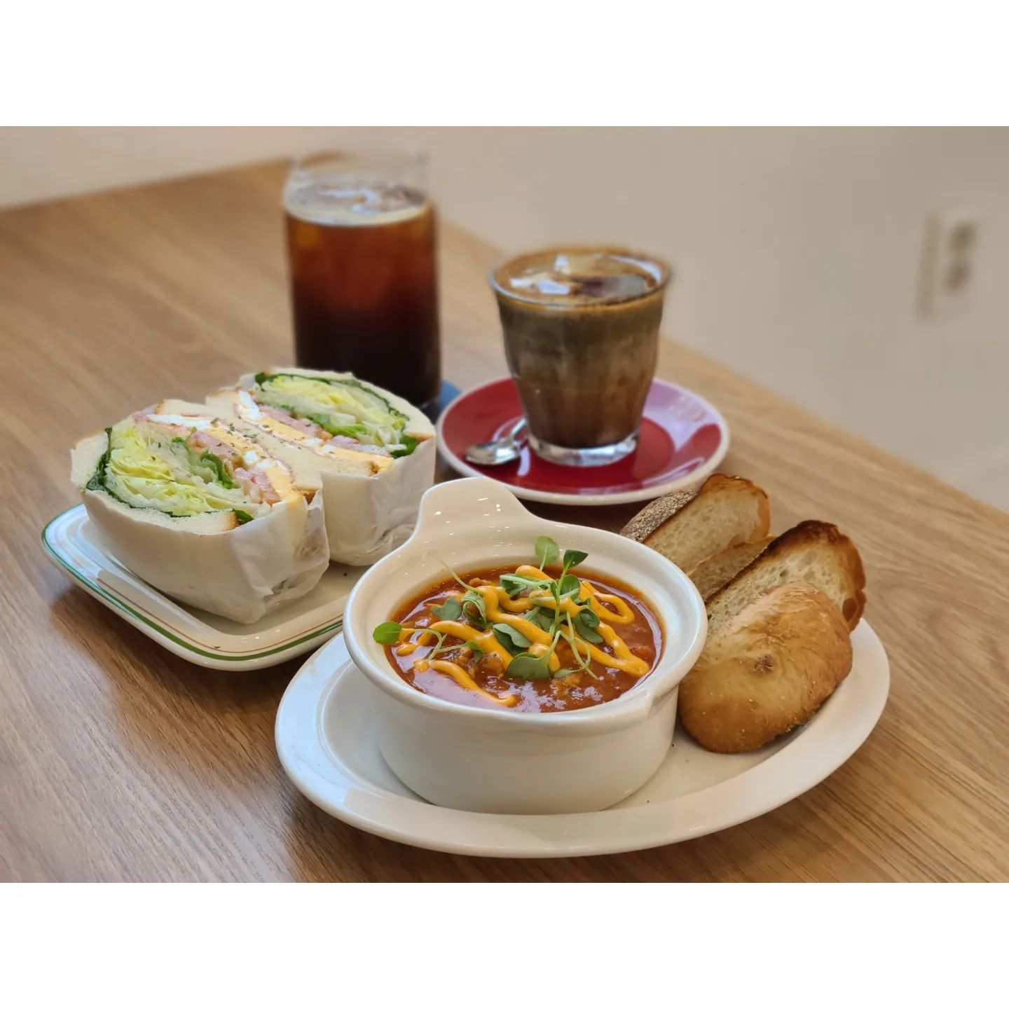 #협찬 부산맛집 #까치까치

오늘 소개드릴 맛집은 
감천문화마을에 위치한 
신상 브런치카페 까치까치 입니다🤗🐧

카페 이름이 조금 특이해서 찾아보니 
근처에 까치고개란 곳이 있더라구요 
거기서 이름을 따오셨나봐요🙊

가게 앞에 도착하니 근처 분위기와 다르게 
하얀벽에 초록색 글씨로 가게이름이 적혀있어서 
찾기도 쉽고 아주 예뻤어요👍

가게 내부로 들어가보니 
인테리어가 심플하지만 아주 분위기있는 느낌이어서 
마음이 편안해지고 사진 찍을 맛도 났어요😊

주문을 하려고 하니 
5가지씩의 커피와 브런치 메뉴가 있었는데 
저희가 주문한 메뉴는 
아이스아메리카노, 까치 크림라떼, 
에그인헬, 클럽 샌드위치였어요😋

우선 에그인헬은 정말 강추에요!! 👍
스튜 같은 느낌이었는데 
토마토 베이스로 매콤상콤한게 정말 맛있었고 
함께 나온 빵과 같이 먹으니깐 더욱더 맛있더라구요🙈
특히 안에 있는 반숙 계란이 
지인짜로 맛있었어요!! 
까치까치는 에그인헬이에요👏👍

그리고 함께 마신 크림라떼는 
흑임자라떼라고 생각하시면 되는데 
아주 고소한게 커피 못드시는 분께 
딱일꺼란 생각이 들었어요☺️

클럽샌드위치도 신선한 재료로 만들어져서 맛이 좋았고 
아메리카노는 말해 뭐하겠어요 ㅎㅎ 최고👍

타지역에서 온 친구들 데리고 감천문화마을 놀러가면
뭐 먹어야할 지 고민하시는 분들 많으실텐데
그런 분들께 분위기 좋고 맛도 좋은 
브런치카페 까치까치 강추드릴게요👏💯👍

#부산브런치카페 #감천문화마을카페 #까치까치 #부산에그인헬맛집 #부산애견동반카페 #아미동카페 #부산프렌치토스트맛집 #토성역카페 #부산신상카페 #부산감성카페  #협찬 #홍단 #인스타체험단_홍단 #블로그체험단_홍단