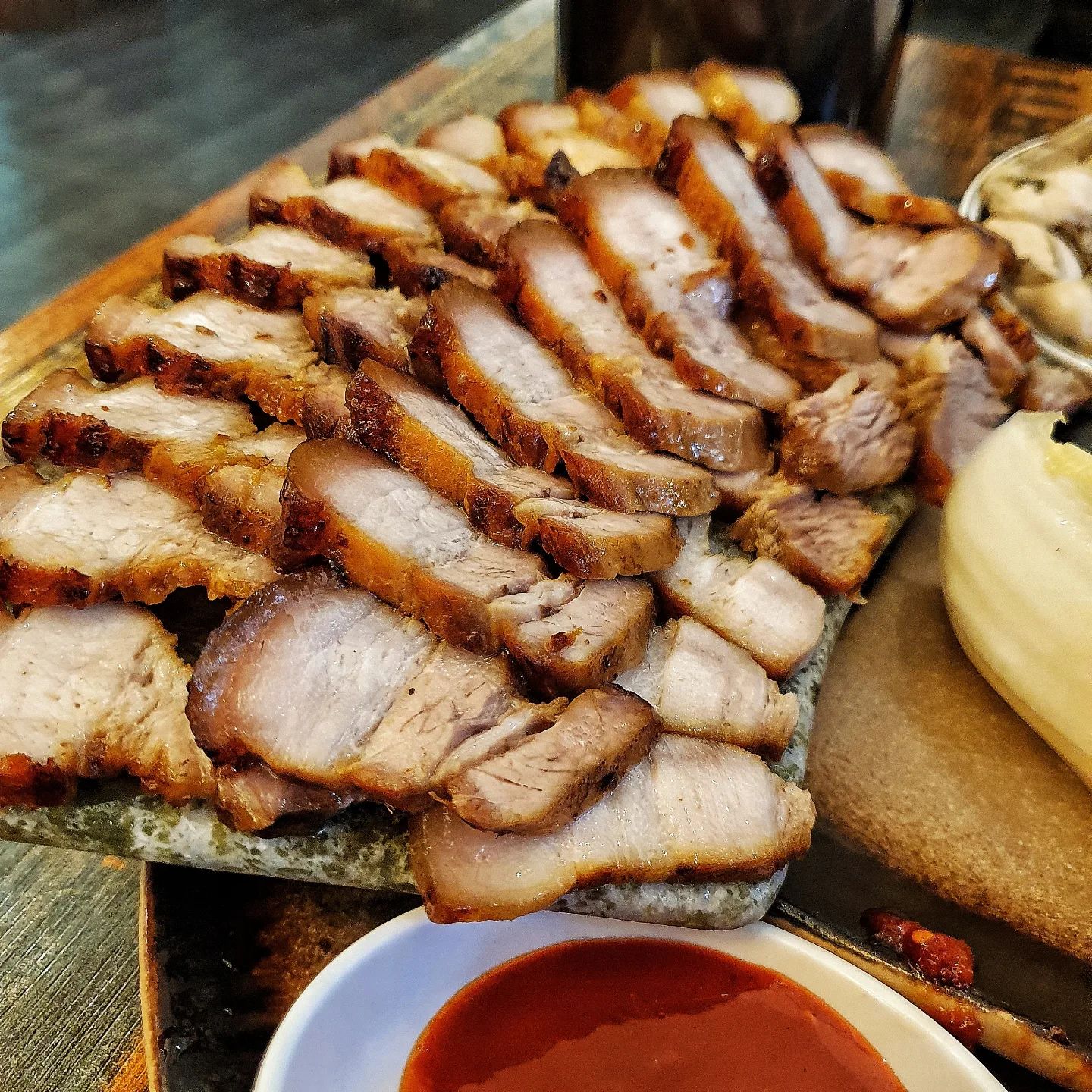 무더운 여름날! 시원한 비빔국수와 보쌈조합!🧡
#한조장현호코스요리

☝️한조에는
'여섯번 먹어야 진정한 맛을 느낀다'
라는 문구가 있어용
이 말 때문에 지금까지 몇번 망설였었는데
그래도 너무 궁금해서 먹으러 갔습니당!
저는 비빔국수, 보쌈, 뚝배기굴알밥을 시켜봤어용🥰

☝️#비빔국수
걱정과는 달리 제 입맛에는 너무 잘 맞았어요😉
저는 신맛을 그닥 좋아하지 않아서
너무 새콤할 경우 물리는데, 여기는 새콤한 맛보다
오히려 감칠맛과 담백한 달콤함이 치고 오더라고용
면은 따로 뽑으시는건지 아니면 비법이 있으신건지
보통 소면보다 찰기가 있어서 먹을 때 더 좋았습니당
저는 처음부터 맛있었으니 성공인건가용😍

☝️#보쌈
비빔국수에 고기를 안먹을 수가 없어서..🤣
보쌈소자인데 같이 나오는 반찬들이 다양해서
국수에도 싸먹어보고, 백김치랑도 싸먹어보고!
굴이랑도 먹어보고💕
보쌈을 시키면 굴 몇개가 들어간 육수를 끓여줘서
중간중간 국물 호로록😆
다만! 보쌈은 보들보들한 보쌈은 아니고,
쫄깃한 맛이 강한 보쌈입니당
(보쌈 전문점 퀄리티는 아니에용)
그 식감때문에 국수랑 잘 어울리기도 했어용

☝️#뚝배기굴알밥
마지막으로 굴알밥!
굴국밥과 고민하다가 시켰는데요,
솔직히 기대를 별로 안했는데 기대 이상이었어요!❤
굴 특유의 향이 풍기는 밥이 너무 매력적이었고,
따로 간이 되어있지 않다는게 오히려 좋았습니당😚
김치나 단무지는 들어가지 않아서 
따로 간장양념에 비벼먹는건데, 
본연의 맛을 강조한다는 부분이 인상적이었어요☺️
남은 비빔국수 양념에 밥을 비벼먹으라던데..
너무 배가 불러서 새로 밥을 받는건 무리일 것 같아
굴알밥에 비벼먹었는데 요게 또 꿀맛이더라고요💕

한조는 전반적으로 호불호가 나뉠 수 있는 곳이지만
저한테는 매우 호였습니당😊
본연의 맛, 담백깔끔한 맛 좋아하시는 분들!
한조로!!🤗

#한조#국수#굴보쌈#알밥#뚝배기알밥#굴알밥#먹스타그램#먹팔#맞팔#수원맛집#