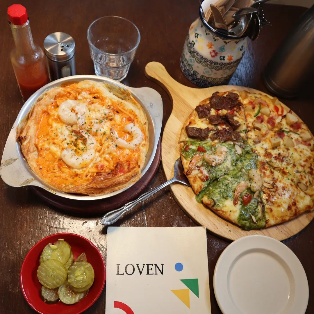 #협찬 대구 앞산 예쁜 주택 양식집 "로벤하우스" 에서 피자🍕 파스타🍝 먹었어요ㅎㅎ 

♡주택개조 라 정감가는 느낌에 레트로한 소품들, 모던한 액자, 정원🌿 까지 있어
아늑하면서도 모던한 분위기 랍니다ㅎㅎ 

♡메뉴판에는 정말 다양한 피자가 있었고 , 하프앤하프 피자 로 먹을 수 있어서 좋네요ㅎㅎ
목살 플레이트, 샐러드, 파스타, 리조또, 감튀, 생맥주, 에이드, 커피 등 다양한 메뉴에,
가격도 저렴했어요ㅎㅎ 

♡전 best 4 in 이라고
베스트 토핑 4가지가 완벽한 조합을 이루는 피자를 먹었는데요. 

진짜,
☆아낌없이 토핑이 듬뿍 올라간 비주얼에
맛까지 최강인 피자 🍕 였어요ㅎㅎ
도우는 조금 두께감이 있는 편이였는데 맛있어서 다 먹었답니다ㅎㅎ

♡바질페스토 쉬림프, 비프 바베큐, 베이컨포테이토,  고구마  토핑이 있는데, 토핑들이 다양해서 질리지 않고 넘 맛있었어요ㅎㅎ 

♡바질 페스토 쉬림프 는
바질향과 치즈, 쉬림프의 조화가 좋았어요 ㅎㅎ
새우가 진짜 탱글탱글 부드럽고 맛있었어요. 

♡비프 바베큐 는
바베큐 맛의 피자로, 고기는 큼직큼직하고 고기가 존맛이고 무난하면서도 맛있었어요ㅎㅎ 

♡다른 피자 토핑들도 다 맛났어요ㅎㅎ 

☆스파게티 로는 쉬림프 로제 파스타 먹었는데,
주변에는 패스츄리빵으로 감싸져 있고,
크림이 꾸덕하고 진짜 맛있었어요. 

☆이 집은 이벤트도 많이 하는데요. 

☆3만원 이상 결제 시 쿠폰 적립하면, 다양한 서비스를 제공해요ㅎㅎ
1회 적립 -> 탄산음료 1개
2회 적립 -> 파스타 1개
3회 적립 -> 에이드 1개
4회 적립 -> 피자 1개
⠀
거기다..
☆미리 네이버로 예약하고 가면,
에이드도 주신답니다ㅎㅎ 

♡대구 앞산, 
피자🍕 파스타🍝 맛집 
♡로벤하우스♡ 꼭 방문해보세용♡♡♡

💗 로벤하우스    loven_officially
📍 대구 남구 현충로5길 7-1 (대명동 516-2)
⏰ 매일 11:30 - 21:30 / L.O 20:30
📞 010-5114-4164
✔️단체석, 주차, 포장, 배달, 예약, 국민지원금

#대구대명동파스타 #대구맛집 #앞산 #대명동맛집 #대명동파스타
#앞산파스타 #앞산피자 #대구앞산맛집 #앞산맛집 
#대명동맛집추천 #대명동파스타추천 #대명동피자추천 #앞산맛집추천 #앞산파스타추천
#대구남구맛집 #먹팔 #food
#대명동양식 #대구양식
#대구양식추천 #앞산양식 #파스타 #피자 #피자맛집 #앞산데이트코스 
#pasta #pizza #로벤 #로벤하우스