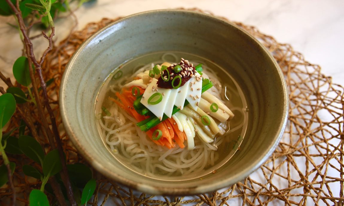 #협찬
가볍게 먹는 #잔치국수 한끼

항상 #멸치육수 와 같은 맑은 육수를 내려면 이것저것 많이 넣기도하고, 팩으로 되어있는 것들을 빠뜨리기도 했지만 #365동전육수 에서 동전 모양의 #코인육수 를 보내주어 신세계를 맛봄

그동안 육수내고 난 잔여물들을 음식물 처리하던지 이런저런 방법으로 번거롭게 처리했는데, 동전육수는 이러한 번거로움을 확실히 날려버림

300ml 정도에 1알 정도를 사용하면 되는데 잔치국수를 위해 끓이고 보니 생각보다 진한 양념에 따로 간을 안해도 될 정도로 맛이 진해서 매우 만족스러웠음

잔치국수는 사실 태어나서 처음 만들어봤는데, 소면이 없어서 #다이어트음식 겸 곤약누들로 만들었더니 죄책감 없이 그리고 쉽게, 가볍게 먹을 수 있었다

kcooking_official 

https://www.instagram.com/kcooking_official/

#안주하는남자 #안주하는삶 #안주남

#육수내는법 #동전육수요리 #동전육수추천 #육수팩 #육수만들기 #국물요리 #코인육수 #육수데이 #천연조미료 #육수레시피 #육수만드는법 #쉬운요리 #육수만들기