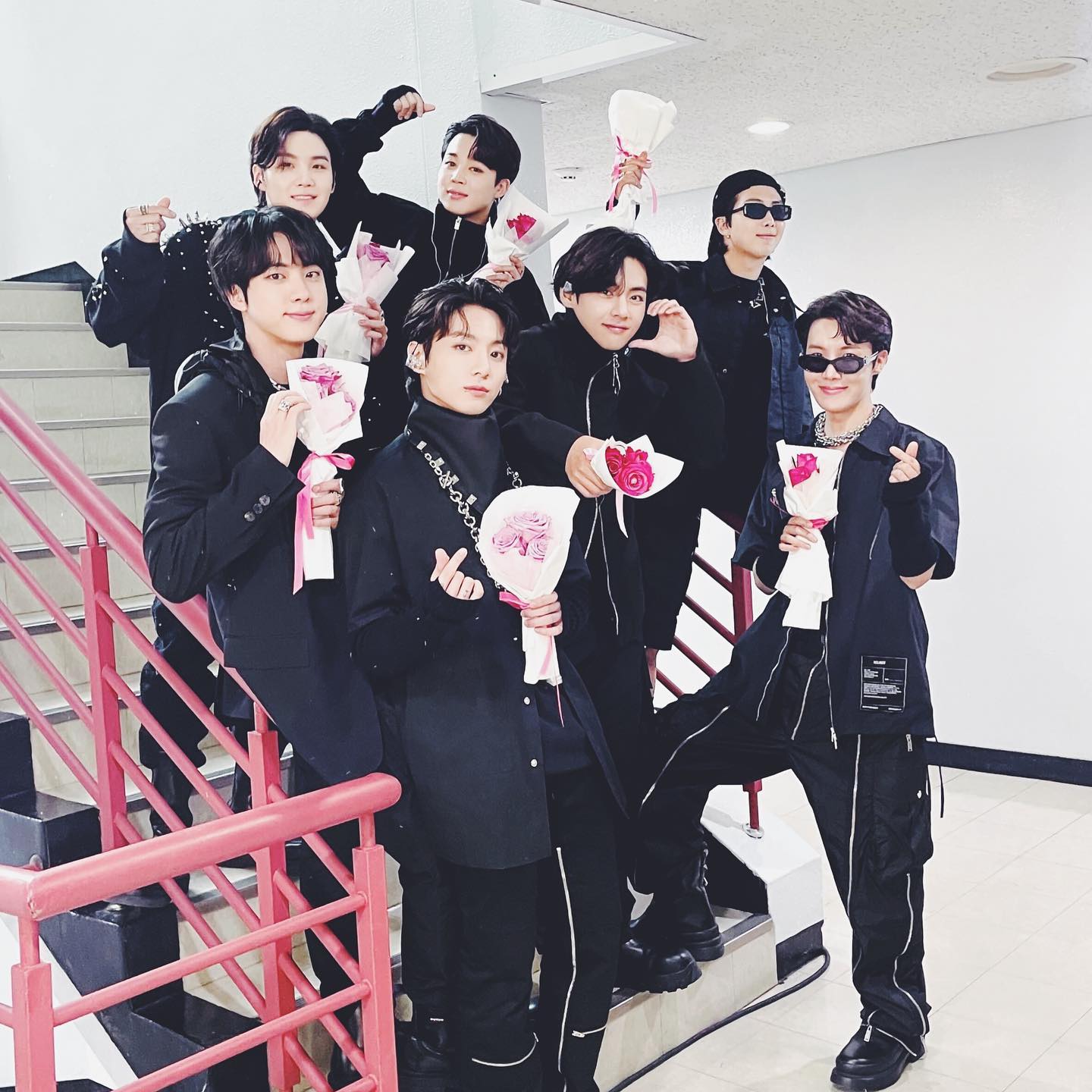 HAPPY ARMY DAY 💜

Que lindo es formar parte de este fandom, los conocí en marzo del 2021 y técnicamente este sería mi segundo aniversario pero para ese entonces no conocía mucho 😔 soooo digamos que este es mi primer aniversario 🤍

Feliz día a todas lxs army y en especial a mis amixs, las rojitas y a mis mutis de twitter jejeje, he conocido a personas muy lindas en este fandom las tqm<333 les dejo un dump de todas las personas que conocí en este camino (Ingrid no puede ser que no tengamos una foto juntas 😤) 

bts.bighitofficial you changed me, you changed my life

Im in this bangtan shit for life 

ARMY FOREVER, BANGTAN FOREVER

#armybts #btsarmy #bangtansonyeondan #bangtanboys #bts #btsperu #armyanniversary #happyarmyday #btsarmy #taehyung #jungkook #jin #rm #suga #jimin #jhope