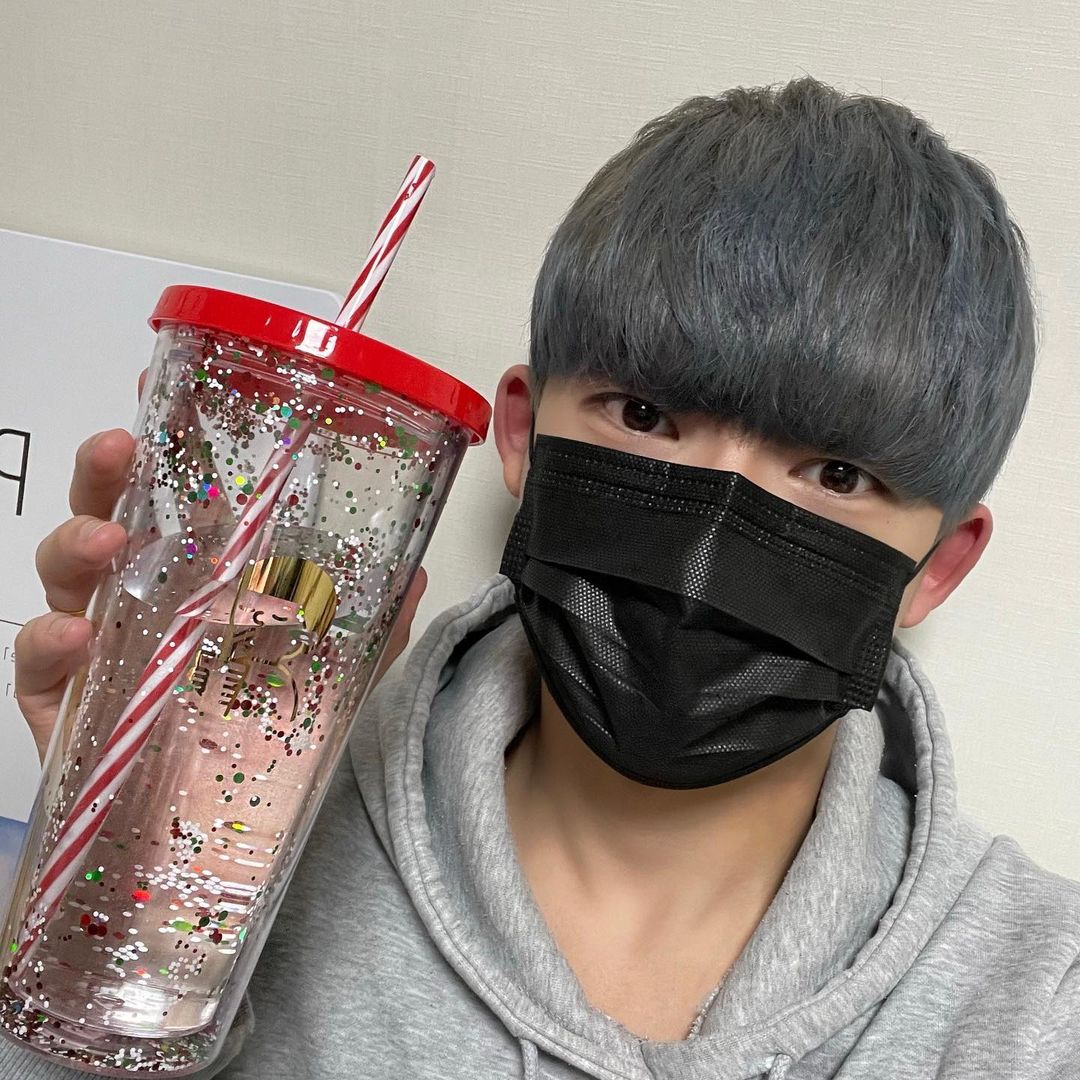 현규 on Instagram: “Dessert39✨ 1.디저트39의 리유저블컵과 모든 텀블러를 들고 방문하면 아메리카노 50% 할인!! 2. 크리스마스 한정판 텀블러 출시 3. 이번 크리스마스도 디저트39와 함께 4. 디저