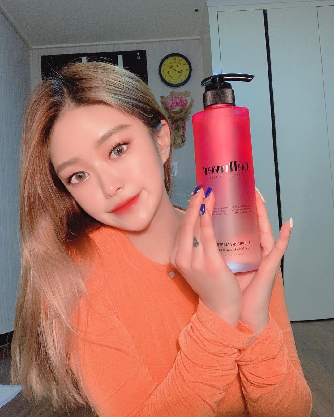 @24.39_k on Instagram: “🌹 건조한 내피부에 맞춤성 셀러버 퍼퓸 바디워시 🌹 코코넛오일 ,호호바오일이 들어가 보습력은물론 기분좋아지는 은은한 라즈베리향 ,, 향맛집 인정 👍 향수로 유명
