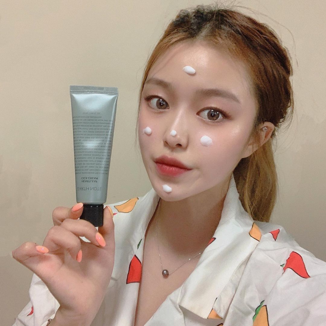 @24.39_k on Instagram: “마스크덕분에 거칠고 푸석해진 피부결 초시카크림으로 촉촉,뽀송한 애기피부로 💓 ⠀ 마스크때문에 뾰루지와 전쟁중이였는데 초시카크림 ,토너 사용 후 물광피부로 ,,