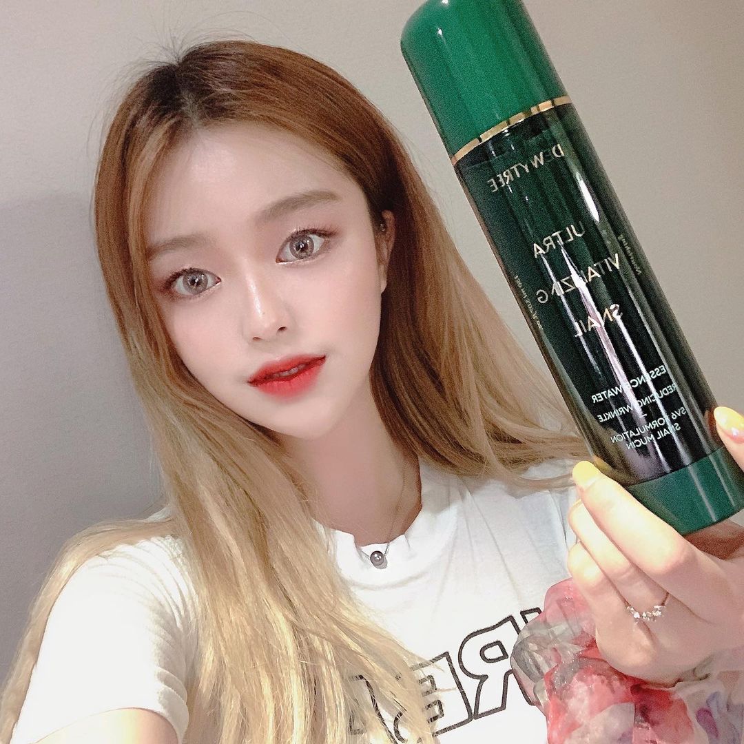 @24.39_k on Instagram: “🌀 듀이트리 울트라 바이탈라이징 스네일 에센스 워터 🌀 ⠀ 달팽이점액 추출물이 함류되어있어 수분과 탄력은 얻고 건조함은 없애주는 레전드 토너 ‼️ ⠀ 수분없이