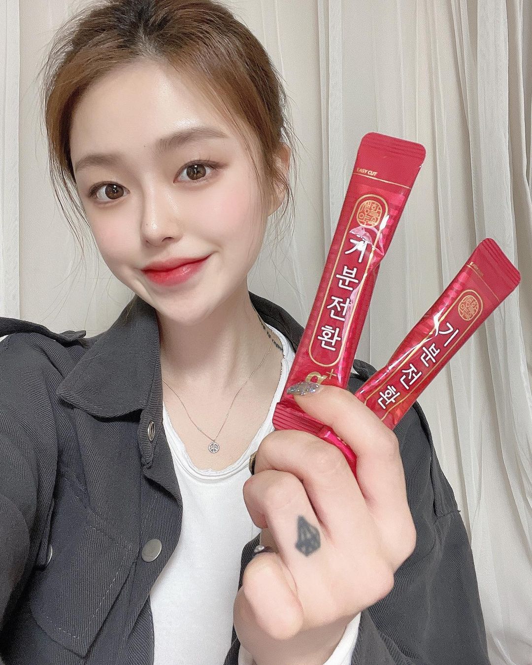 @24.39_k on Instagram: “#광고 기분전환 알파 플러스✌🏻💗 매일아침 붓는 얼굴 , 하루일과 끝에 띵띵해진 다리 다들 겪어보셨죠? ㅠㅠ 끊을수 없는 빨간음식은 밤에 더 끌리는법,, 기분전환 알