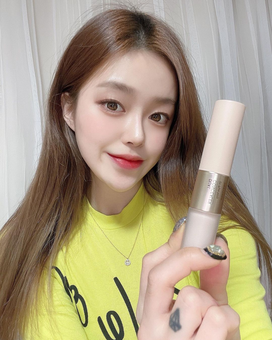 @24.39_k on Instagram: “#협찬 메리쏘드 듀얼컨실러 👀 스틱, 리퀴드 타입으로 구성되어 완벽한 피부를 연출할 수 있고 다크서클, 잡티, 점, 모공까지 촘촘하고 완벽하게 커버 OK✌🏻 거기다 얇