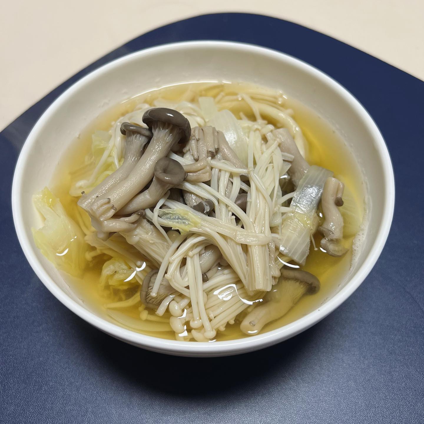 요즘 빠져있는 메뉴 💕 야채듬뿍에 만두 넣고 쯔유 몇스푼 넣으면 세상 시원한 전골 완성 🙂 여름이라 오래 요리하기 귀찮은데 금방 뚝딱 완성이고 건강한 맛이라 넘 좋다!