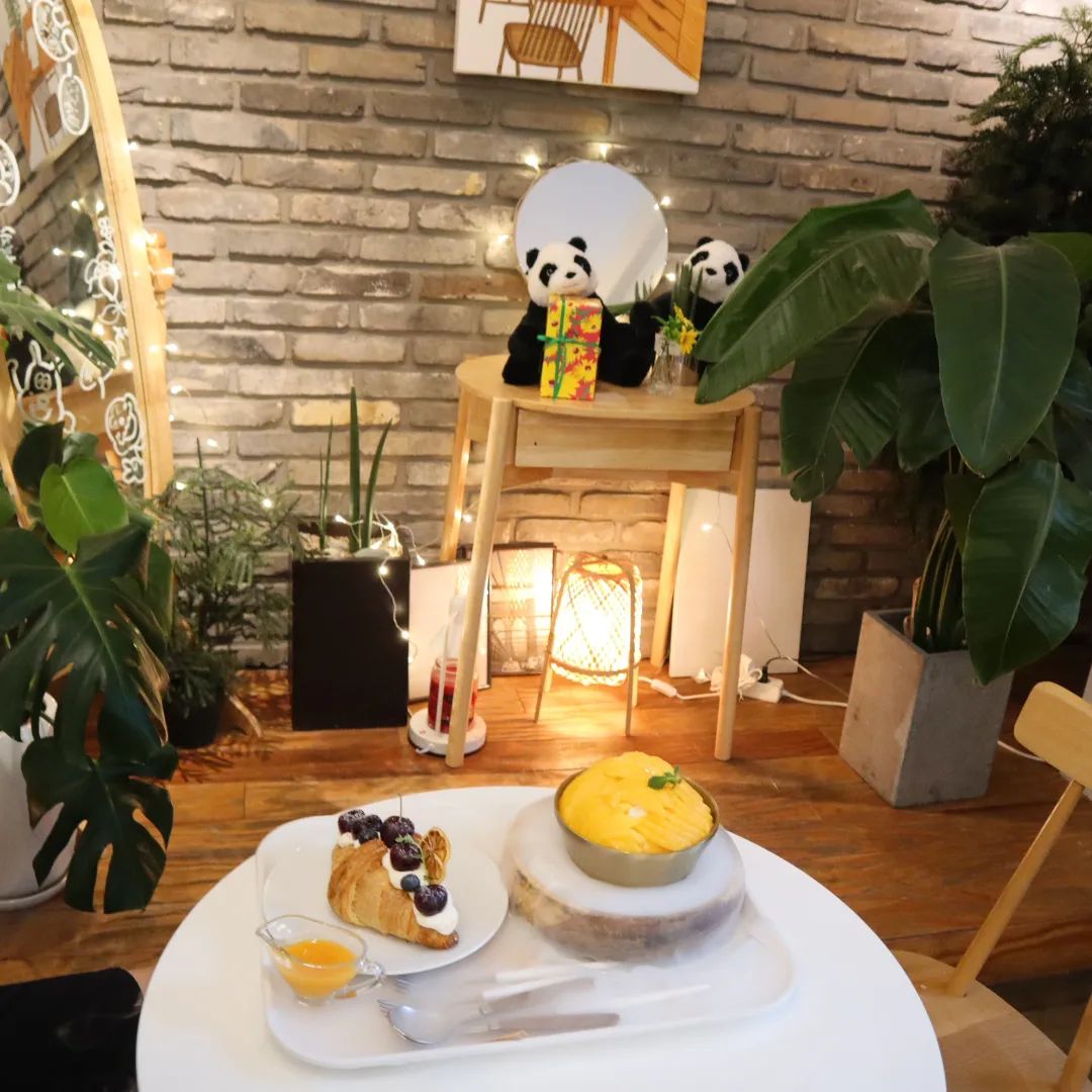 #협찬 대구 중구 봉산동 ♡브릭62♡ 에서 망고빙수 🍨 랑 체리 크림 크로와상 먹고 왔지요ㅎㅎ 

♡딸기 🍓 디저트랑 빙수 사진 보고 반해버렸던 집인데, 드디어 가봤네요ㅎㅎ 

대프리카 에는,
♡드라이 아이스 과일 빙수 가 최고니까,
망고빙수 시켰어요ㅎㅎ 

비주얼 미쳤네요ㅎㅎ
♡과일이 잔뜩 들어 있는 빙수🍨라니.. 침이 줄줄 흐릅니다ㅜㅠ 

♡과일 상태 최상급이라 맛나요ㅎㅎ 

♡생망고 듬뿍 때려넣은 망고빙수 18,000원 은,
달달시원상큼 맛있었어요ㅎㅎ 

♡체리 크림 크로와상 7,800원 은,
실한 체리 맛있고, 크림도 빵도 맛있었어요ㅎㅎ

+) 여기 귀여운 독일식 팬케이크 더치베이비 도 존예존맛 이라구 합니다ㅎㅎ 

유럽 분위기의 외관과 우드+화이트톤 의 아늑한 내부 이고,
♡1, 2층으로 구성되어 있어서,
넓고 테이블도 많았어요ㅎㅎ 

시원한 여름 데이트 는
♡브릭62♡  강추 합니다ㅎㅎ 

💗 브릭62  brick_62
📍 대구 중구 봉산문화길 62 1층 (봉산동 222-49)
⏰ 매일 12:00 - 22:00
📞 0507-1306-4426
✔️단체석, 포장, 배달, 무선 인터넷, 남/녀 화장실 구분, 국민지원금

#__브릭62 
#대구디저트카페 #반월당카페 #동성로카페 #브릭62 #빙수#먹팔#망고빙수 #빙수맛집 
#대구카페 #대구맛집
#메론빙수 #대구망고빙수 #대구빙수맛집 #봉산동카페 #카페스타그램 #반월당 #대봉동카페 #대구망고맛집
#체리빙수 #복숭아빙수
#딸기빙수 #대구카페추천 #대구빙수맛집 #대구디저트맛집 #대구생과일빙수 #food
#봉산동 #대구데이트코스