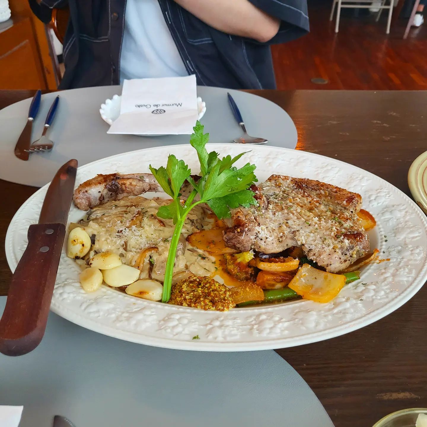 .

#협찬 #시식

🍝무르무르드구스토🍝

안녕하세요 먹술랭입니다 :)

안암역 근처에 위치한

무르무르드 구스토에서

좋은기회를 주셔서 다녀왔는데요!

돈마호크를 처음 먹어본 먹술랭+_+

크기와 비주얼에 깜짝 놀랐어요🤩

고기는 부드럽고 간이 잘되어있고

함께나온 트러플 리조또도 JMT😍

그리고 라비올리&뇨끼는 진짜 환상💘

제가 뇨끼를 좋아해서

이탈리안 레스토랑에 가면

뇨끼가 있는지 부터 보는데요!

뇨끼가 없는 집이 많아 서러운 ㅜ_ㅜ

근데 #무르무르드구스토 메뉴판에

있어서 기쁜마음으로 시켜봤는데 

너무 맛있었어요 

리코타 샐러드는 말모...

싱싱한 채소와 리코타치즈 함께

먹으면 쓰러집니다🤦‍♀️

그리고 하우스와인 두잔 

모두 음식에 잘어울리는

 맛이었어요🥰

그리고 함께간 분이

너무 맛있다고 다른메뉴도

추가하고싶다고 해서

듀록 스파이시 리조또(?)

추가 했는데

매콤하니 정말 맛있었어요 

다시 리셋가능...😘

더운 여름

집에서 밥하기도 싫고 

근사한 한끼 하고싶다면

무르무르드구스토 어떠세요?

위치➡️
성북구 안암동 5가 92번지 4층 (안암역 3번 출구 도보 2분)
_스벅건물 4층이에용!

영업시간➡️
11:00am-14:30pm
17:00pm-21:30pm
Break time 15:00~17:00pm

예약문의➡️
02-928-0683

#맛집추천 #안암맛집 #파스타맛집 #고대맛집 #성북구맛집추천 #성북구맛집 #홍대맛집 #강남맛집 #과자리뷰 #맛집리뷰  #수원맛집 #식도락여행 #맛집스타그램 #리뷰스타그램 #맞팔 #먹팔 #분식 #한식 #양식 #중식 #일식 #디저트 #카페 #먹스타그램 #좋아요 #팔로우