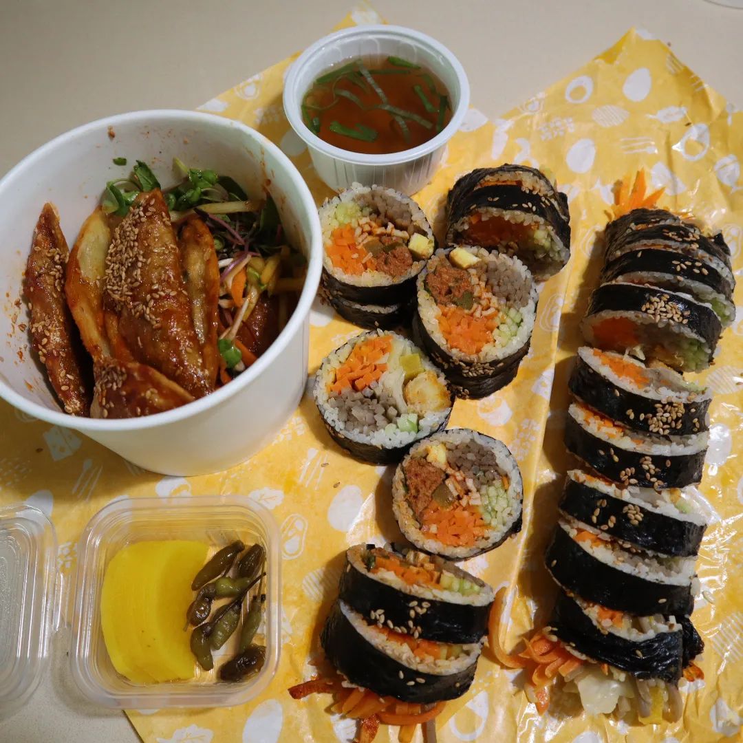 #협찬 대구 수성구 ♡맛콤김밥♡ 에서 매운참치김밥, 타르타르새우김밥, 상큼비빔만두 배달 시켜 먹었어요ㅎㅎ 

김밥이 진짜 두꺼웠어요. 사진보다 더 두툼합니다ㅎㅎ 

♡맛콤김밥의 매운참치김밥 4000원 에는,
달걀 매운참치 매운오뎅 우엉 당근 오이 깻잎이 푸짐하게 들어 있어요ㅎ
참치 맛있는데 매콤하니 더 맛있습니다ㅎㅎ
사실 매콤한 수준이 아니라 매워요ㅎㅎ 

♡맛콤김밥의 타르타르새우김밥 4000원 에는,
다른 재료들이랑 새우 조화가 아주 좋아서, 
맛있었어요ㅎㅎ 

♡김밥 시키면, 국물과 단무지, 산고추도 와서 좋네요ㅎㅎ 

♡비빔만두도 진심 맛있습니다ㅎㅎ
소스가 맛있어요ㅎㅎ 
김밥집인데, 비빔만두가 이렇게 맛있다니요.. 

제가 먹은 거 말고도, 
♡도전불닭김밥, 청양멸치김밥, 매운제육김밥, 와사비크래미김밥, 참치마요김밥, 묵은지스팸김밥, 기본김밥, 국물떡볶이, 로제떡볶이, 김치스팸컵밥, 쫄면, 오뎅, 피크닉 등 다양해요ㅎㅎ 

맛콤김밥 은요,
♡주로 매콤한 김밥이 많은데요. 

♡두껍고 향긋한 울돌목산 김에,
딱 12줄 분량의 밥을 그때그때 지은 따뜻하고 고슬한 밥에,
매일 정성껏 준비한 재료를 아끼지 않고,
고소한 참기름 을 사용하는,
프리미엄 김밥 전문점 이랍니다ㅎㅎ 

♡대구 수성구 맛콤김밥 완전 강추 합니다ㅎㅎ

💗 맛콤김밥  matcomkimbap
📍 대구 수성구 상화로 46 (상동 313)
⏰ 월-토 11:00 - 20:30, 라스트오더 20:00, 일요일 휴무
📞 0507-1417-3130
✔️포장, 배달, 예약, 무선 인터넷, 제로페이

#맛콤김밥#수성구김밥맛집#대구김밥맛집#수성구김밥#대구김밥#대구김밥단체주문#수성구김밥단체주문#대구맛집#수성구맛집#대구배달맛집#포포몬#포포몬협찬#상동맛집 #상동김밥#먹팔#food#김밥 #매운김밥#매콤김밥
#참치김밥#매운참치김밥#묵은지김밥#타르타르새우김밥#새우김밥#대구밥집#대구배달#수성구배달#비빔만두#불닭김밥