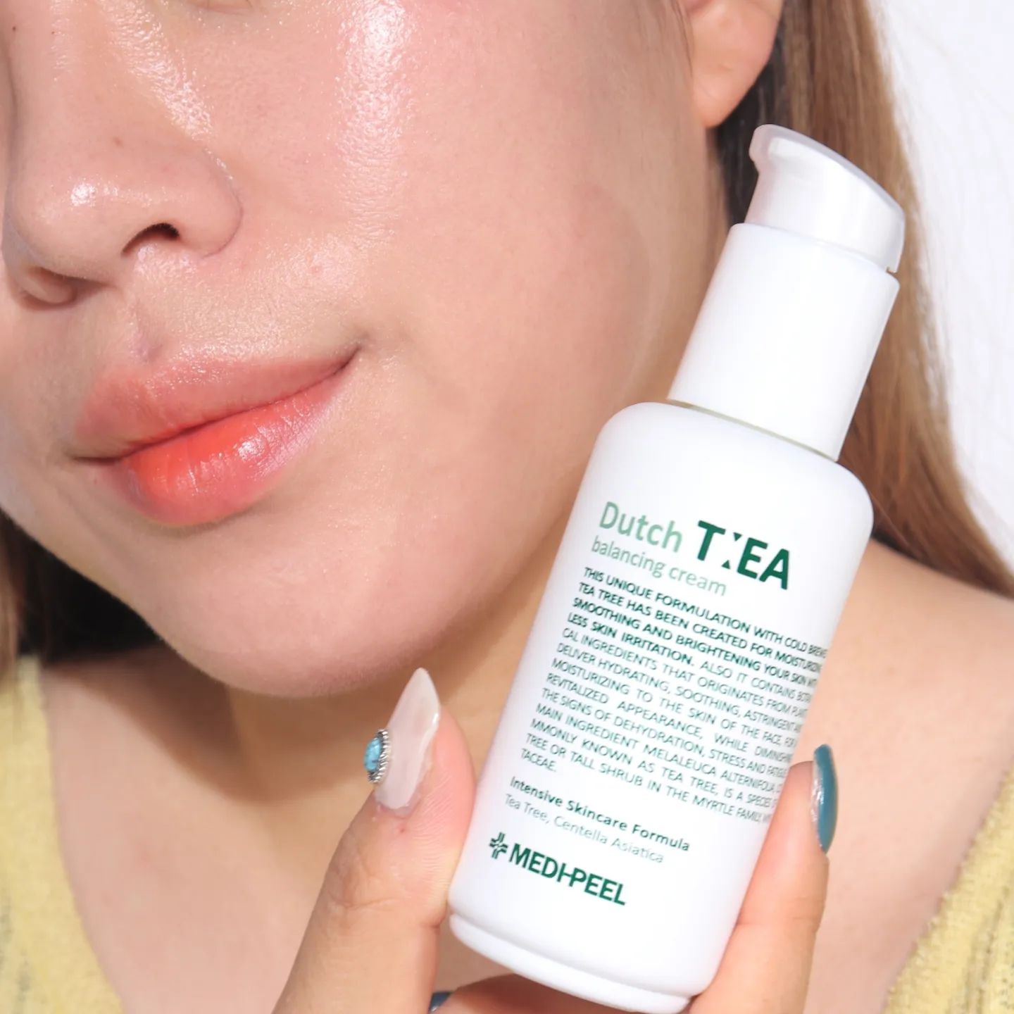 medipeel.official #협찬 
#메디필 #더치티밸런싱크림

왜곡되지 않은 진한 더치 티트리로
진정과 탄탄한 수분을 더하는
더치티밸런싱 크림을 소개합니다🌿

진정효과가 남다르다 싶었는데
72시간 콜드브루로 얻어낸 더치 티트리와
7가지 시카성분이 들어있다고해요!!

약산성에 100% 비건레시피로 만들어진
착한 비건 크림입니다💚

자외선이 강해져서 그런지 알 수 없는 좁쌀과 붉은기가 심해져서 속상했는데
메디필 더치티밸런싱 크림 듬뿍 발라주니까 붉은기가 잘 잡히더라구요👍👍

되직한 크림보다는 유수분 밸런스 잘 잡힌 마일드한 로션같은 제형이라 수분감 보습감 발림성 다 좋았어요
어떤 피부타입도 부담없이 사용할 수 있을듯 해요🌿

#메디필더치티밸런싱크림 #수분방패크링#손담비#손담비화장품#시카크림#티트리크림#더치티크림#더치티#진정크림#크림추천#수분크림#kbeauty #kskincare