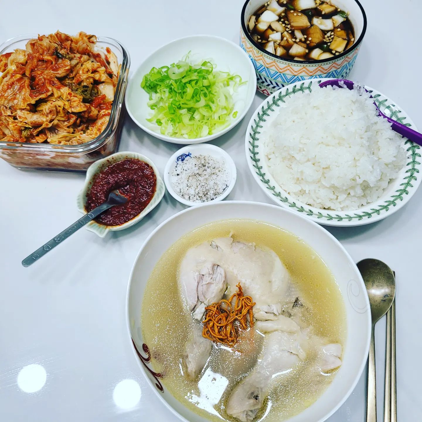 #집밥

무더운 여름 어느날의 #백숙 ㅋ
#동충하초 가 포함된 #삼계탕재료 키트가 있길래 냉큼 겟 ㅋ

닭이 삶아지는 동안 다대기 만들고, 파는 채썰고
찹쌀 좀 많이 섞어 밥 짓고,
이럴때 쓰려고 만든 양파고추 장아찌에
갓 도착한 배추김치 썰어내면 끝

오랜만에 토종닭이 아닌 일반닭으로 삶았더니
뼈도 쑥쑥 빠지고 살결은 연하니 맛 좋고 ㅋ

동충하초 넣었다고 별 냄새 차이는 안난다만 
야매삼계탕이라도 ㅋ
밥 말아 한그릇 거하게 먹었으니 몸에 좋을거임 ㅋ

같이 사는 분의 취향을 십분 반영, 전통 방식에서 좀 벗어난 ㅋ
백숙? 삼계탕? #레시피
1. 생닭을 깨끗이 씻어 날개끝과 목뼈는 자르고,
 꽁지와 목 주위는 기름포함 껍데기까지 넉넉히 잘라내고, 
  손끝으로 뼈를 훑어 내장까지 건져 내고 씻는다
2. 한방재료 팩을 작은 냄비에 넣고 한방육수를 만든다
3. 큰 솥에 닭을 넣고 10분쯤? 둥둥 뜨는 부유물 건져가며 데친다 
4. 솥과 닭을 찬물에 깨끗이 씻는다
5. 닭 넣고 마늘, 생강가루, 통후추, 양파, 파 넣고
  치킨스톡 한스푼 넣고 탄산수 한병, 한방육수 한냄비,
 소주 한바퀴 넣고 끓인다 (1시간)
6. 다대기 만들기 
  마늘, 파, 간장, 겨자, 맛술, 폰즈소스, 고춧가루, 닭육수 넣고
  고춧가루가 풀리도록 잘 섞는다
 
#밥상 #집밥스타그램 #집밥메뉴 #홈쿡 #쿡스타그램 #부부밥상 #요리스타그램 #음식사진 #홈스토랑 #온더테이블 #요리하는남자 #homecook #현실밥상 #집밥레시피 #먹스타그램 #맛스타그램 #냠냠  #맛있다그램 #먹스타 #이후추네 #일상 #오늘뭐먹지
#food #foodie #푸드스타그램