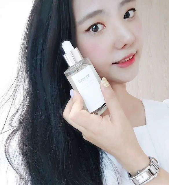이선민 on Instagram: "#광고 #그라시스 미백세럼 올댓뮤즈에서 유이님이 소개한 잡티,기미 미백세럼. '황금'(Scuterallia)이라는 꿀풀과 허브성분으로(24K황금 아니고🤓~) 피부에 미백을 준다♡ 흰