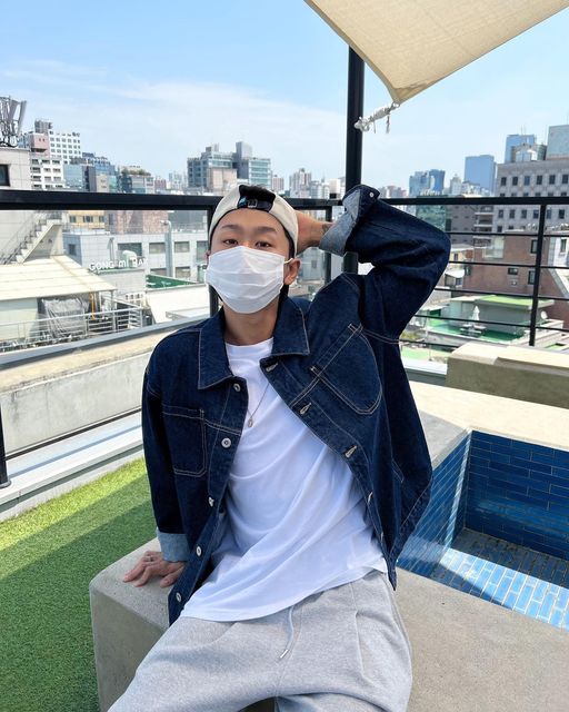 마일로 on Instagram: "#광고 '더스토리' 워싱 데님 자켓 아침저녁으로 쌀쌀한 날씨에 데일리로 착용하기 좋은 데님 자켓 두께감도 적당해서 계절 상관없이 착용하기 좋을거 같고 컬러감도 쨍한