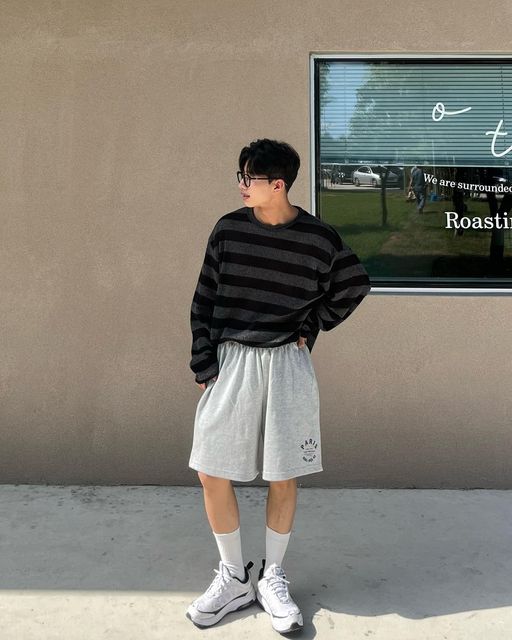 최민규 on Instagram: "핏 완전 내가 원하는 반바지..☺️ . . . . . . . . . . . @venhit_kr #동명동카페 #동명동맛집 #광주동명동카페 #양림동카페 #광주 #수완 #상무지구 #유스퀘어 #전대 #스트릿 #스트