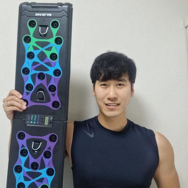 서병문 on Instagram: "#광고 매르치 탈출하입시데이!!!💪💪💪 오늘같이 아파트헬스장 쉬는 날은 집에서 홈트레이닝 레쓰고! [맥스랩] 스마트 푸쉬업바 이 제품의 찐사용 후기 몇가지 장점은
