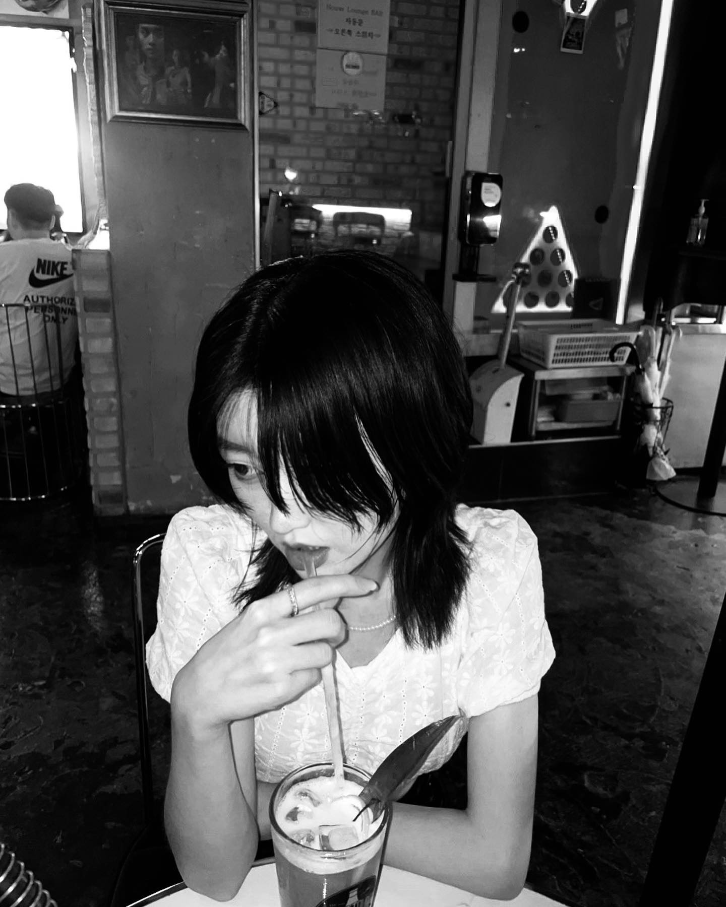 빨대인줄 알고 빨았는데 나뭇잎이네