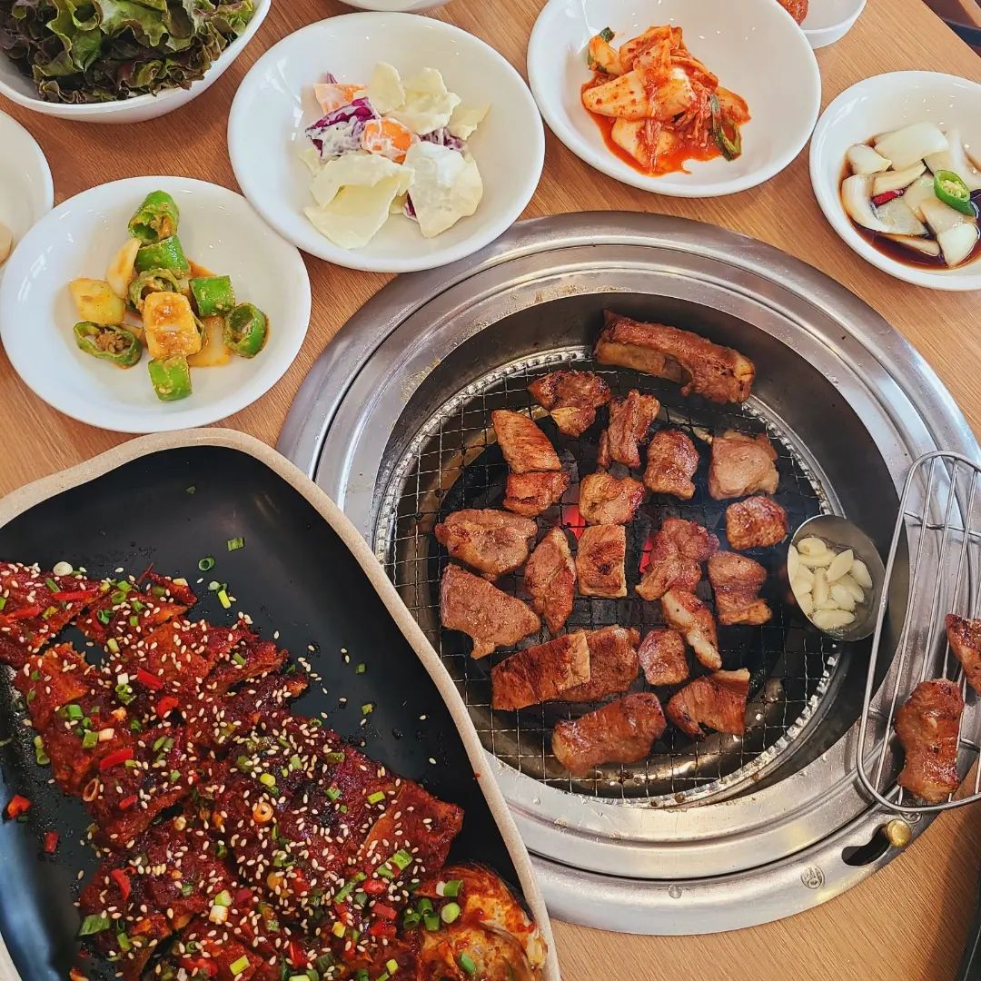 #협찬 갈비도 맛있는데 육회에 황태구이까지 맛있었던 찐맛집이에요😋👍

원래 자주가는 단골 갈비집이 있는데 여기도 거기 못지 않게 엄청 맛있더라구요❤️

금강산숯불갈비는 1층외에 2층에도 자리가 넓게 마련되어있어서 단체모임이나 회식장소로도 딱 좋을것 같아요🤗

주문한 메뉴는⤵️

🔹️돼지갈비🔹️

갈비가 부드럽고 양념자체가 과하지 않고 적당히 달달해서 요거 질리지않고 계~속 먹을수 있겠더라구요😚💕
특히 고추양파된장 무침이랑 조합이 끝~내줘요😁👍

🔹️한우육회🔹️

확실히 한우라 그런지 고기도 신선하고 입에 촥~ 감기는게 꾸울맛🍯
잣이 들어있어 더 꼬소한 맛도 있고 계란 노란자 톡 터트려 비비니 촉촉함이 두배세배!!
아삭 달콤한 배랑 곁들이니 아.. 너무 맛있었어요🤤

🔹️황태구이🔹️

질김 1도 없이 부드러운 식감
고추장 양념베이스인데 약간 달달한 감칠맛도 있고 짜지 않아 더 맛있게 먹었어요👍
밥반찬으로도 술안주로도 다 좋을듯😚

🔹️물냉면🔹️

새콤달콤 시원~한 물냉면 is 뭔들❤️ 갈비 조합에 빠질수 없죵 ㅎㅎㅎ

고기 넉넉한 된장찌개는 언제나 옳소!
차돌이 들어가 깊고 구수한 된찌맛😆
배만 안불렀으면 짜글이 해먹고싶더라구요~

LA갈비도 있고 곱창전골도 있던데 담에 가서 요 메뉴들도 맛 보고와야겠어요😋💛💛

#신설동맛집 #금강산숯불갈비
.
.
.
#돼지갈비맛집 #신설동역맛집 #신설동술집 #신설동갈비맛집 #신설동회식장소 #신설동모임장소 #신설동육회 #황태구이맛집 #숯불갈비맛집 #갈비맛집추천 #맛스타그램 #먹팔환영