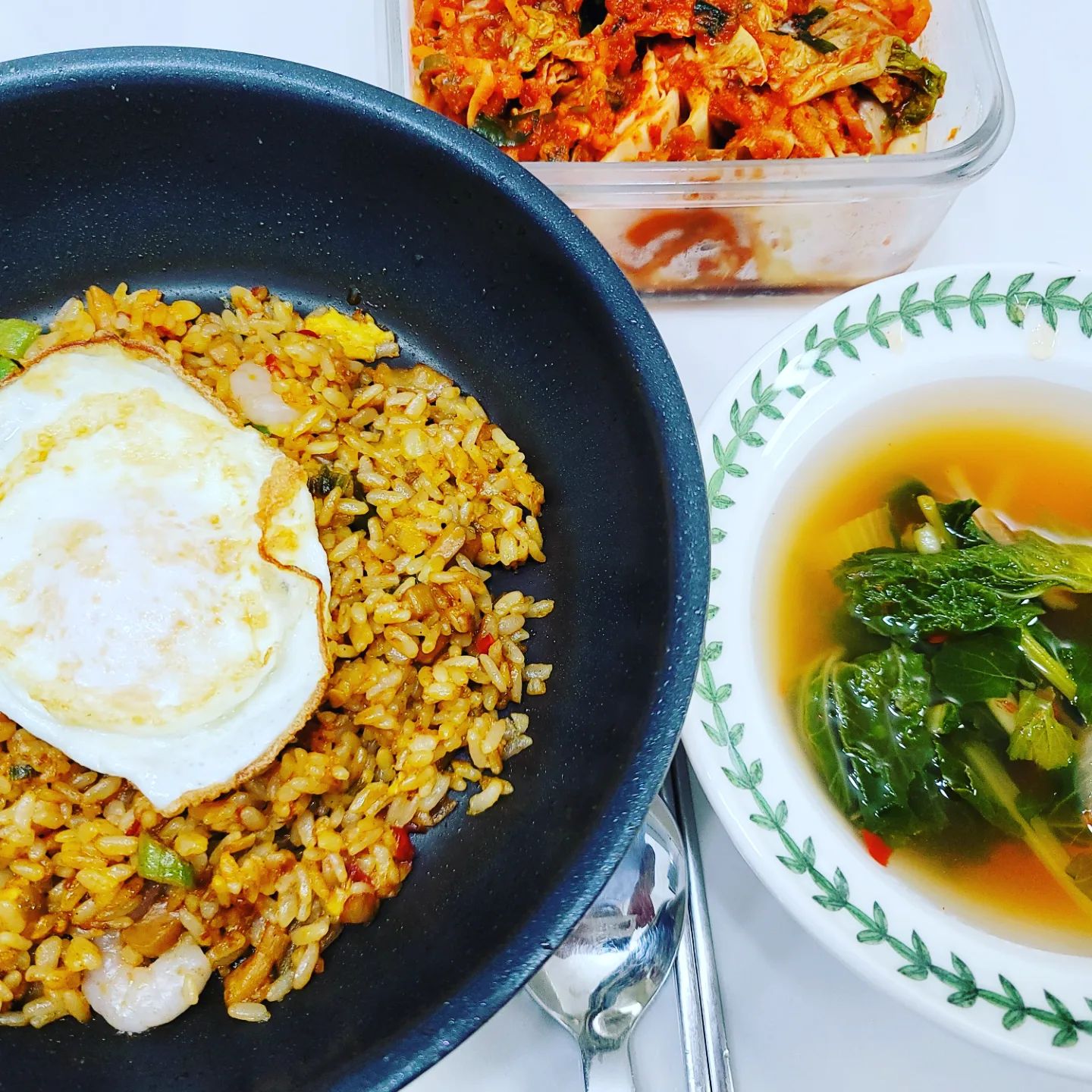 #집밥 #혼밥

혼자 먹는 밥상이라 귀찮지만
그래서 더 왠지 있어보이게 먹고 싶어 차린 ㅋ

지난번 #네고왕  할때 왕창 데려온 아이 중에 
#삼선해물볶음밥 한봉지 뜯어 적당히 누룽지 만들며 볶아서
그 위에 반숙 계란후라이 올리기 ㅋ

여기에 김치랑 물김치면 5분만에 괜찮은 혼밥 완성 ㅋ

생각보다 불향이며 해물이 튼실해서 괜찮고, 
노른자 터뜨려 비벼주니 자극적인 양념이 고소하게 잘 섞인다
아삭한 김치 곁들이고 동치미로 개운하게 마무리 ㅋ 좋다 ㅎ

#cj고메 #고메중화요리 #비비고열무동치미 #비비고김치풍부한맛
#집밥스타그램 #밥상 #집밥 #온더테이블 #요리하는남자 #homecook #현실밥상 #집밥레시피 #오늘뭐먹지
#일상 #이후추네 #먹스타그램 #혼밥스타그램 #혼밥밥상