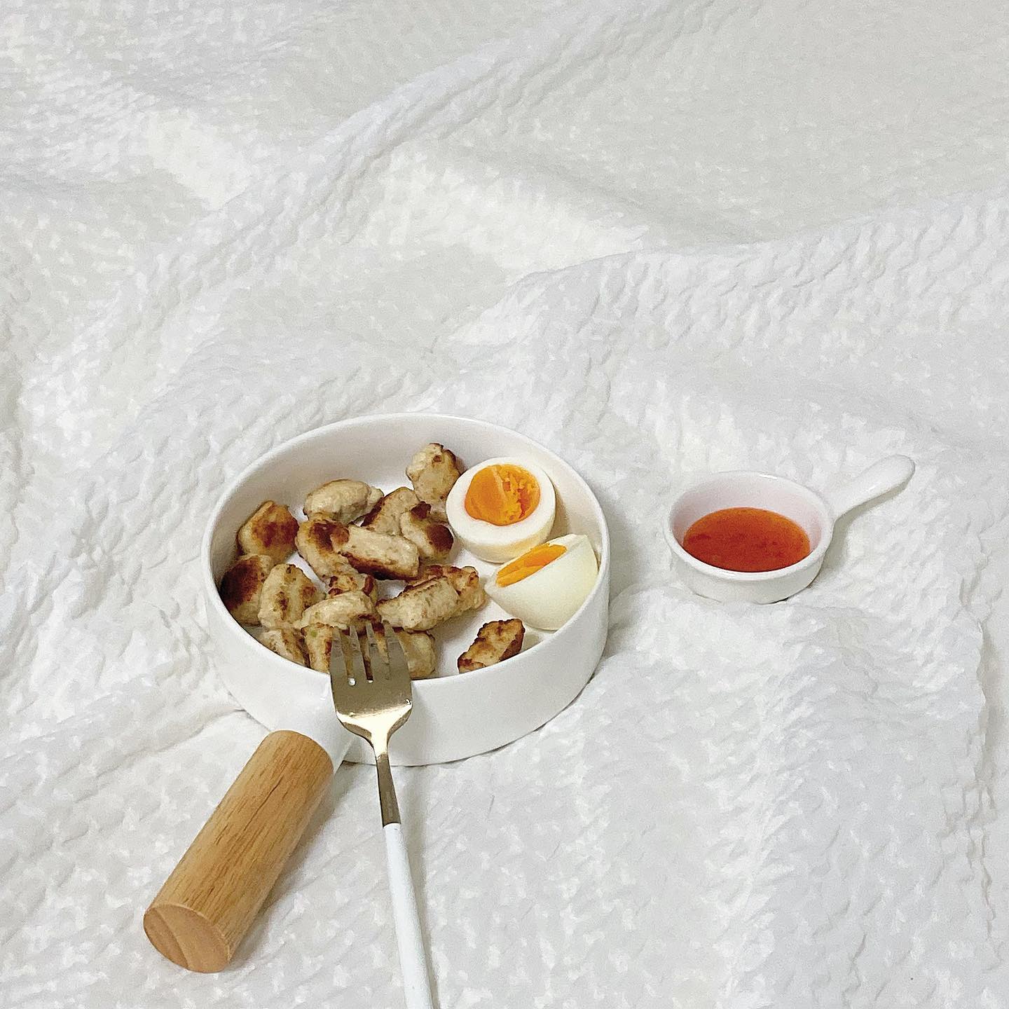 이시간쯤 되니깐 야식이 슬슬 땡기지만 칼로리 높거나 자극적인걸 먹기엔 부담이되는 시간인거 같아요 .. !  왜냐면 다이어트를 시작해보려 했거든요 ㅎㅎㅎ 

언니가 추천해준 맛있고 단백질 함량이 높으면서 가볍게 먹기 좋은 다이어트 식품을 소개할까 해요 〰️ 

후라이팬으로 기름 살짝 둘러서 바삭하게 먹으니깐 나름 괜찮네용 ! 저는 지금 주문하러 총총 가보겠슴당 🙋🏻‍♀️ 🤍