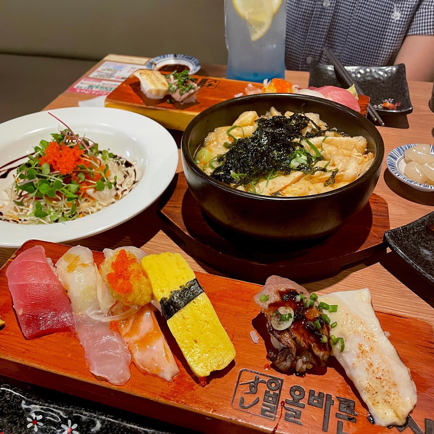 🍣

화요병 극복을 위한 맛집 탐방
강남에 위치한 올바른스시 가보자잇 💫

오늘 주문한 메뉴는 패밀리 A세트
저렴한 가격에 연어샐러드, 간장새우, 뚝배기우동, 연어갈비구이, 새우튀김, 알밥, 그리고 초밥까지

음식은 코스요리처럼 하나씩 나온다
나오는 속도가 좀 빨라서 아쉬웠지만 그 외에 음식의 양과 맛은 대만족 🥰

그리고 맛있는 음식에 빠질 수 없는 그것, 술
간단하게 한잔하기 좋은 봄베이 하이볼을 주문했다
평일 낮이 먹는 맛있는 술과 음식이라니
역시 일탈은 짜릿해 😋

📍 서울 강남구 봉은사로4길 40 1층
⏰ 11:00-22:30 (LO. 21:50)
❗️연어갈비구이의 경우 상황에 따라 나오는 부위가 다르다

#밍또잇 #mingttoeat #일상 #카페 #술집 #맛집 #집밥 #맞팔 #소통 #좋아요 #술스타그램 #선팔 #먹스타그램 #맛스타그램 #선팔하면맞팔 #파티 #맥주 #daily #먹방 #데일리 #food #팔로우 #음식 #맛있는거 #카페 #셀스타그램 #인친 #먹돼지 #좋아요반사 #foodstagram #일상스타그램