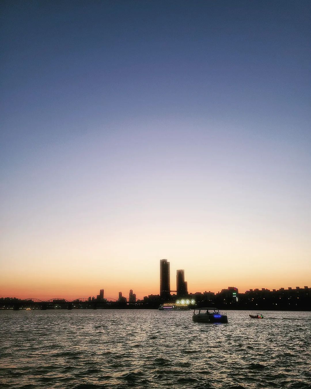 이진혁 (李振赫) on Instagram: “🇰🇷 #hangang #river #sunset #buildings #line #한강 #강 #노을 #건물 #선”