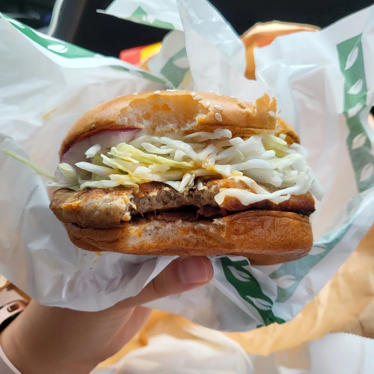 📍#맥도날드 #보성녹돈버거 
#맥날신메뉴 먹어봤어용 🍔🍟 특별할건 없는 맛...? ㅎ_ㅎ; 그래두 맛은 있어용! 제 맥날 최애는 #베토디 ෆ 지금 보니까 베토디 먹구싶다.... 지금..... 배달..... 시켜.. 말어...?... ㅠ_ㅠ