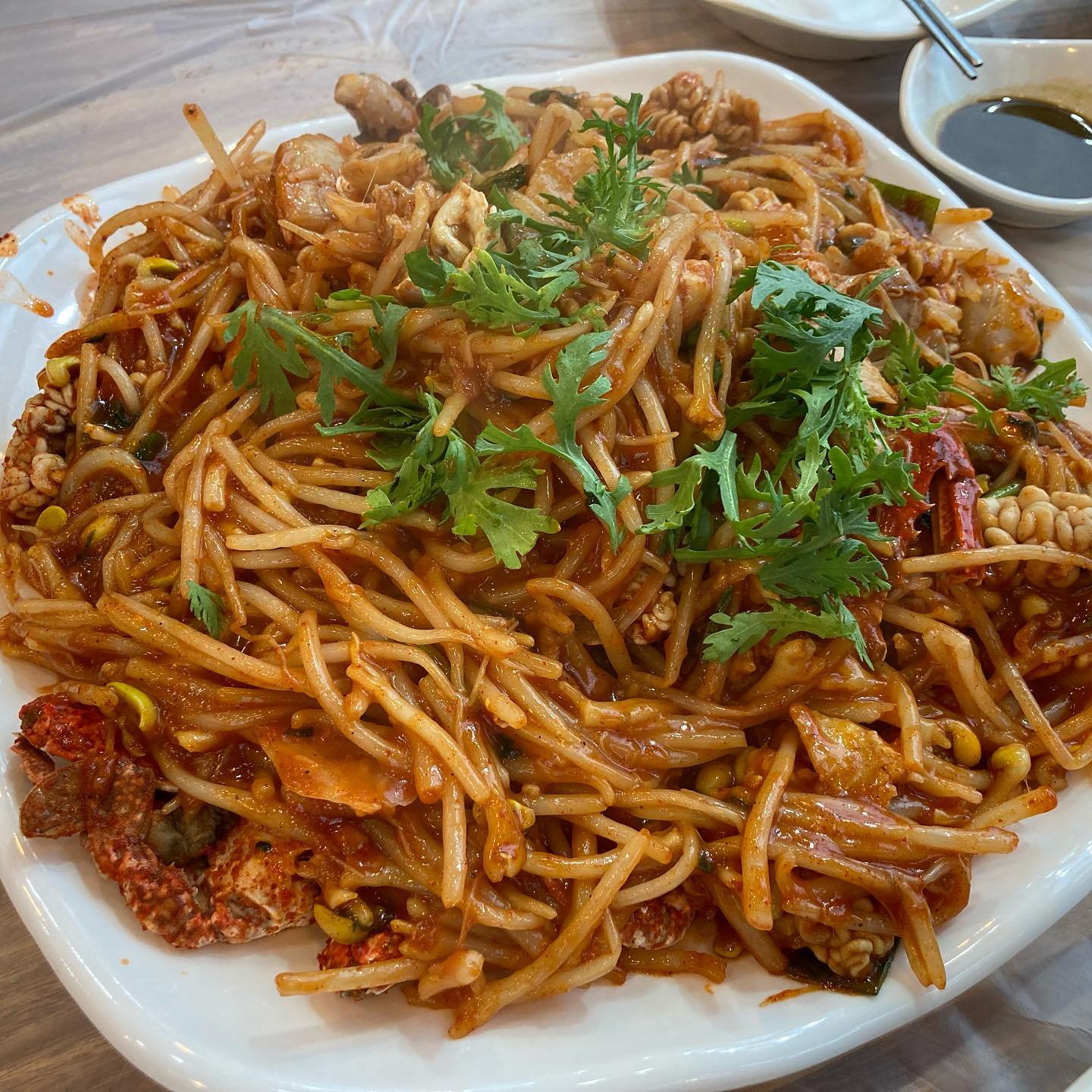 🐟대구왕뽈찜

아주 매콤한 대구뽈찜을 소개합니다!!

(주문내역)
대구뽈찜(중) 

(후기)
맵찔이인 저도 밥이랑 같이 먹으니깐 별로 안매웠어요!!
양도 푸짐했고 대구의 경우에는 잘라달라고 하면, 손질해서 주십니당!! 정말 살 가득이고 깔끔합니다!

맛은 정말 있었지만,, 
개인적으로는 나오는데 너무 오래걸렸어요.. 약 50분..

식당내에 손님은 별로 없었지만, 배달이 몰린 건지 아무튼 오래 기다렸습니당! 케바케이긴 하지만, 이건 참고해주세요

가게마당에 주차공간은 널널합니다!

(가게정보)
📍대구왕뽈찜 북삼점
📍경북 칠곡군 북삼읍 북삼로 146
📍054.977.4554
📍운영시간: 11:00-21:00
📍휴무일: 매주 월요일

#구미맛집 #구미한식 #칠곡군맛집 #뽈찜 #뽈찜맛집 #대구뽈찜