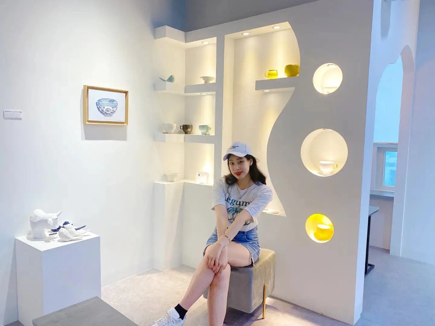 늦은 시간 생존을 신고하며.. 🥰
제가 드디어 드디어!! 
카메라를 샀지 모예용😳 
(좋은건 아니구,, 그냥 입문자용 헿)

만질줄 몰라서 헤매고 있어요ㅋㅋ

폰카로 찍은 사진들이 밀려서
당분간 몇장은 폰으로 찍은 사진들로 올라가지 싶어용🤪 

오래 인스타를 비워서,, 
나 까먹은 사람 많을끄야🤭
인스타 시스템이 바뀐 이후로 뭔가 자주 안오게 되네요 하하.. 나만 그런가🤤

예전보다 재미없는건 사실이다요
(솔-직)😹
 
 그치만 한두장씩 좀좀따리 올려보겠다옹..!🖤
 
 
 
 
 
#냥 #카페스타그램 #갤러리카페 #창원갤러리카페 #용지호수카페 #경남여행