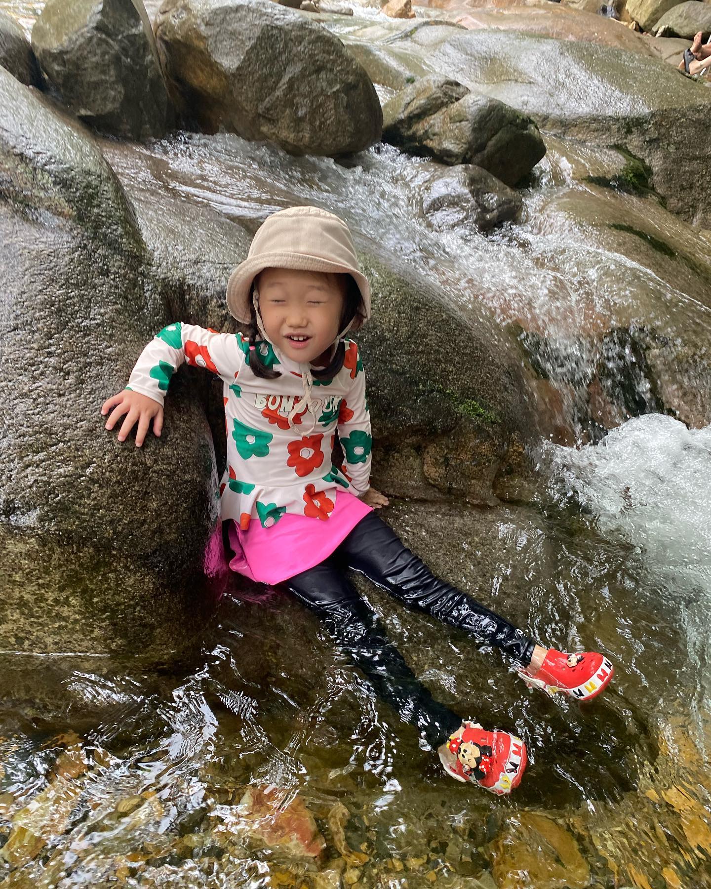 🛟

이틀 연속 계곡 물놀이,
엄마 친구 모임에
아이들도 씐나하는
흐뭇한 여행❤️