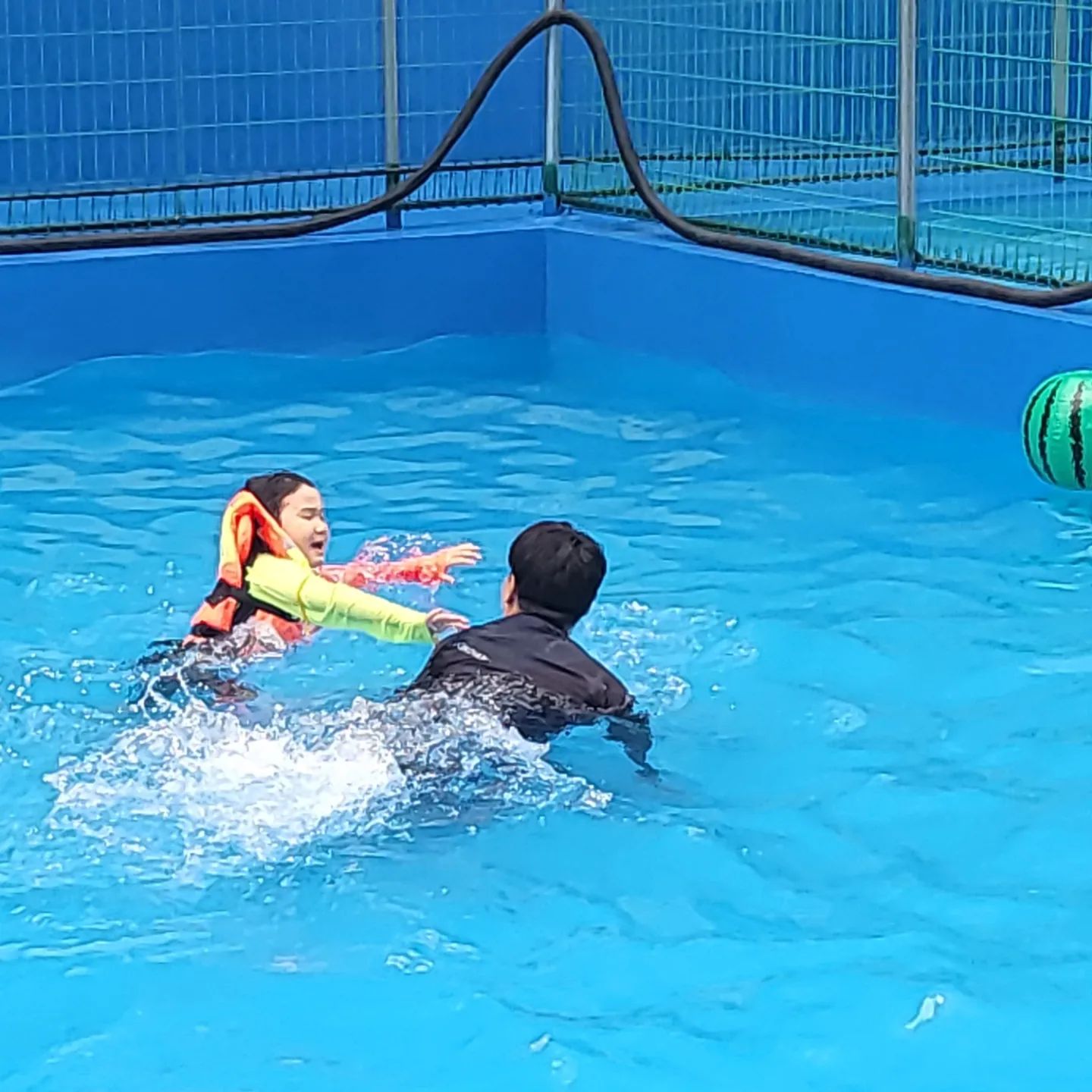 가족들과 수영장 💦 
모두가 신났던 시간 💙 
오빠가 봄이랑 잘 놀아준다 👍🏻

#수요일 #수영장 #이봄 #내가족 #재미있다 #수영스타그램 #조카