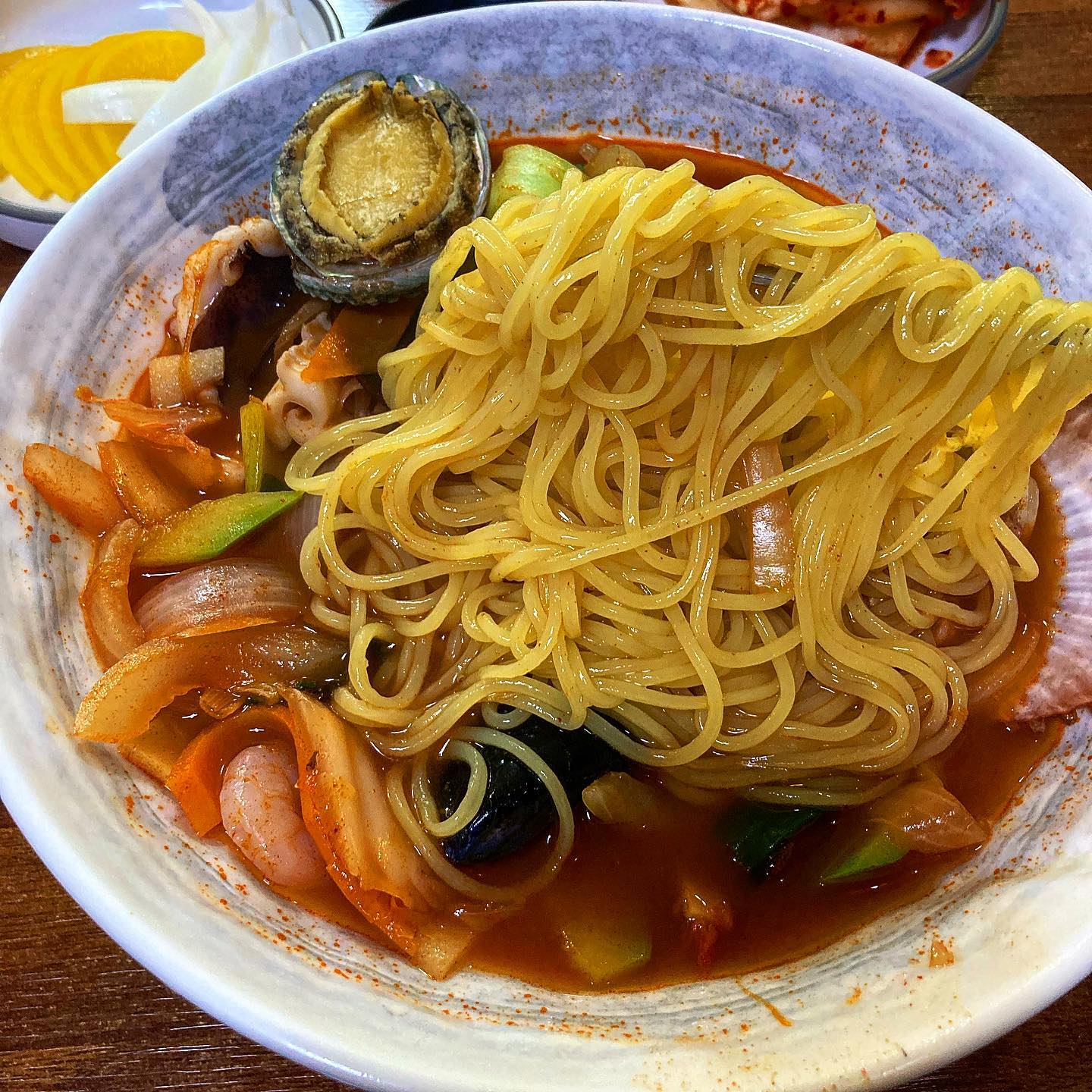 #미요요_완도

완도 맛집!! 완도에 가면 꼭 먹어봐야한다ㅠㅠ

💃🏻미요요 주문메뉴 💃🏻
 ➡️해물짬뽕 ₩13,000⬅️ 

완도에 갔다가 짬뽕 맛에 반하고 왔답니다! ✧•̀.̫•́✧

완도 전복까지 올라가고 싱싱한 해물 가득가득 🦀🦑🐙🐚

특히 면발이 너무너무 쫄깃하고 맛있었지요 🍜
국물은 깔끔하고 얼큰하니 자꾸 국물을 떠먹게 된다는˃ᴗ˂

완도에서는 해물을 꼭 먹어야 하는데
해물짬뽕 하나로 완벽하게 소원성취...💘

완도에 가시면 꼭 가보세요 💯💯

✅ 평일임에도 불구하고 사람이 많았음! 여객선 터미널과 가까운 위치에 있어서 손님이 많을 수 있습니다.
✅ 주차 공간은 다소 협소해요

✅ 짬뽕이 조금 매콤하니, 미리 말씀하시면 조절 되는 것 같아요

|| 업체명 :  황가네 해물짬뽕
|| 주소 :  전남 완도군 완도읍 해변공원로 39
|| 영업시간 :  10:00~20:30 / 19:30 라스트오더
❗화요일 정기휴무❗
|| 전화번호 : 061-552-9300

#먹팔맞팔 #먹스타맞팔 #먹팔환영 #먹팔해요 #소통 #한국맛집 #맛집 #먹방 #먹스타그램 #맛스타그램 #먹부림 #먹팔소통 #완도맛집 #완도#완도짬뽕 #짬뽕