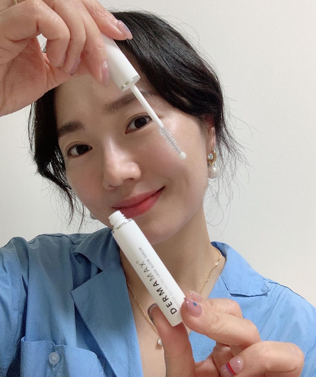 마마로리 on Instagram: “#제품협찬 잦은 속눈썹 펌으로 인해 지글거리고 빠지고 가늘어지는 내 속눈썹🥹 한올 한올 작고 소즁해😍 꾸준히 래쉬케어템은 사용중인데 자칫 점막에 닿
