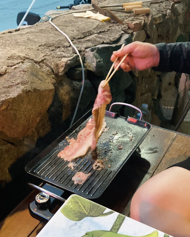#미요요_청산도
평상 위에서 먹는 고기 🥩🥓

찐 힐링! 완벽한 행복을 느끼고 왔어요!

💃🏻미요요 숙박정보💃🏻
➡️청산도 느림민박 토-일 6만원⬅️ 

완도에서 배 🚢타고 청산도 다녀왔어요 🌊

🏞 청산도(靑山島)는 전라남도완도군 청산면에 속한 섬인데요.

산, 바다, 하늘이 모두 푸르러 청산이라 이름이 붙혀진 작은 섬입니다!

아시아의 최초! #슬로시티 라고 하죠 :)

영화 '서편제'와 드라마 '봄의 왈츠'가 촬영된 곳이기도 해요. 🎥

느리고 느리게 힐링의 명소였어요. 🐌
편언함 그 자체! 행복 그 자체! ˚₊·—̳͟͞͞♥

청산도에 오토바이를 타고 갔는데요.
서울 강북에서 거의 편도 450km였어요.!
청산도에 도착하자마자 달려온 보람이 있더라고요! ◡̈

청산도 느림 민박에서는 평상 위에서 고기를 구워먹을 수 있어요! 사장님께서 너무너무 편안하시고 좋았답니다 ෆ⸒⸒

바다 바로 앞에서 먹는 고기는 최고였어요 아직까지도 생생한 그때의 느낌과 기분이 안잊혀져요 ⋆ ₊ ﾟ ☽ * ₊ ⋆

밤에는 별이 쏟아져 보이는데 너무 행복했답니다! ҉҉반 ҉짝 ҉ ★

무조건 추천하고 싶은 #청산도 여행!
청산도에 가시면 #느림민박 꼭 가보세요🖼

✅ 주차 공간은 걱정하지 않으셔도 됩니다
✅ 바로 앞 지리해수욕장이라 사람도 없고 놀기 딱 좋아요! 🤿🏄🏻‍♀️민박 주변에 펜션에 딱 2개라서 사람이 없어요
✅ 해수욕장 바로 앞이라 밤에는 조금 추워요 가디건 꼭 챙겨가시길🧥

|| 업체명 :  느림민박
|| 주소 :  전남 완도군 청산면 지리2길 66
|| 입•퇴실 시간 : 입실 오후 2시 퇴실 오전11시
|| 전화번호 : 010-9899-6859

＊┈┈┈┈＊┈┈┈┈＊┈┈┈┈

#먹스타그램 #맛스타그램 #여행 #여행스타그램 #먹부림 #삼겹살 #청산도#완도 #청산도여행 #서편제 #여행지추천 #오션뷰펜션 #오션뷰 #민박 #펜션추천 #국내여행 #southkorea #국내여행지추천 #먹팔 #맞팔 #선팔