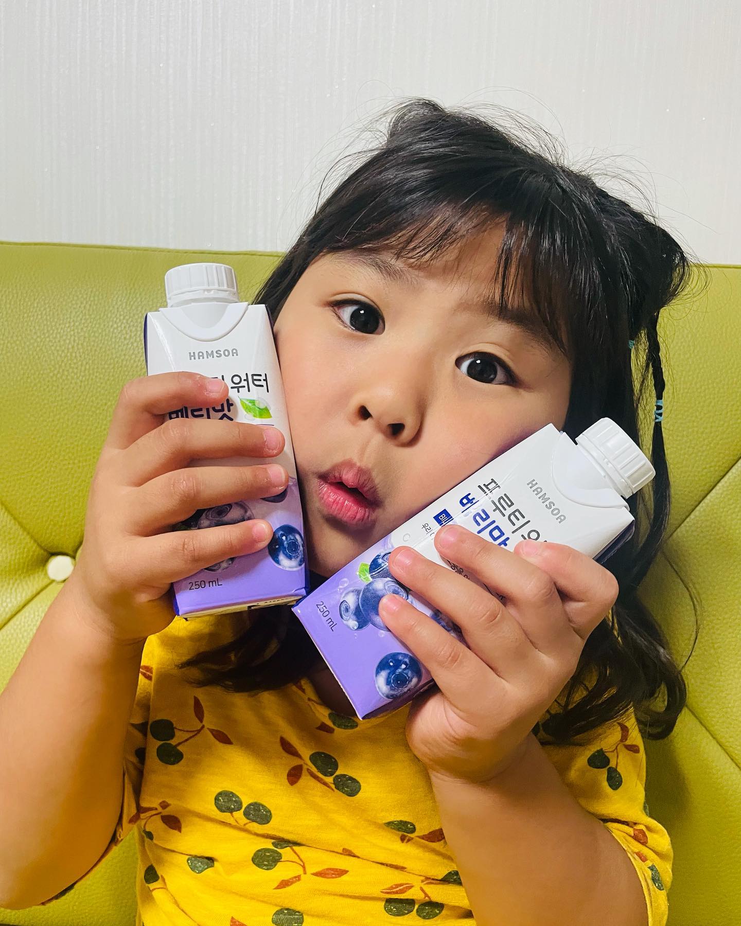 #협찬
💜함소아프루티워터💜
더운여름!!
더워도바깥놀이포기못하쥬!!
⠀
더운날지치지도않는지
우리집어린이들신나게뛰놀다보면
어느새땀흠뻑이죠~~
땀많이흘리는우리아이들에게
수분섭취는충분히!!!해줘야한다는거~
⠀
그치만물을잘마시지않으려고하고
매일당이가득한음료만찾으니
매번사주기가마음이쓰이더라구요~
⠀
그러다만난,
함소아프루티워터!!
✔️안토시아닌가득한빌베리함유
✔️새콤달콤맛있게마시는물!
✔️달콤하지만당류는0g!!!
✔️간편하게휴대가능👍🏻
✔️테트라팩전문공장에서제조!
⠀
충분히수분섭취해주기위해서
맛있게!건강하게!
함소아프루티워터로챙겨주세요!!
⠀
⠀
#협찬 #함소아서포터즈 #함소아프루티워터 #아기주스 #어린이주스 #어린이음료 #여름철아기음료 #빌베리 #외출필수템 #과즙음료 #키즈음료 #테트라팩 #함스에이지
⠀
⠀
⠀