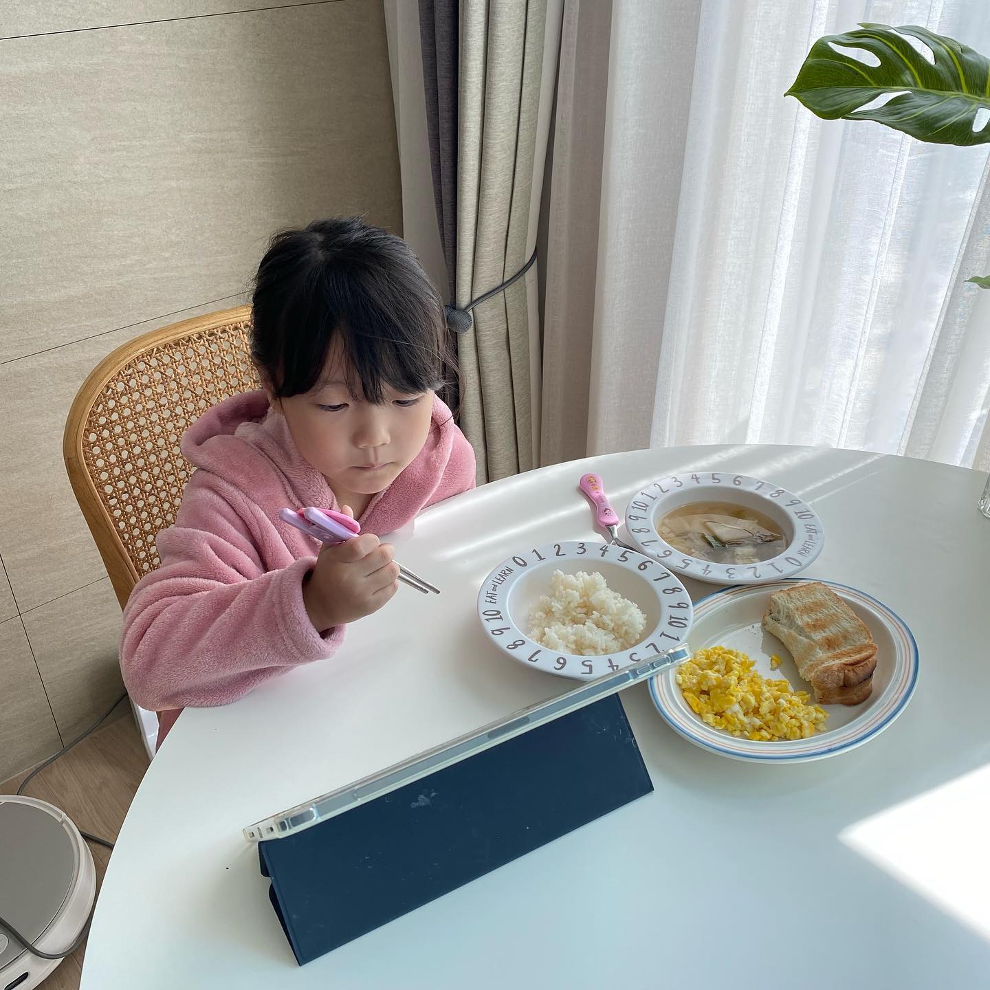 그냥 하나만 먹으면 안될까..?
다들 토스트로 아침 떼웠는데 우리딸은 먹고싶은게 참 많다. 빵도 구워줘야하고 스크램블도 먹어야하고 국물은 없냐고 해서 소고기무국 끓여주고😂

#양식한식하나만골라라