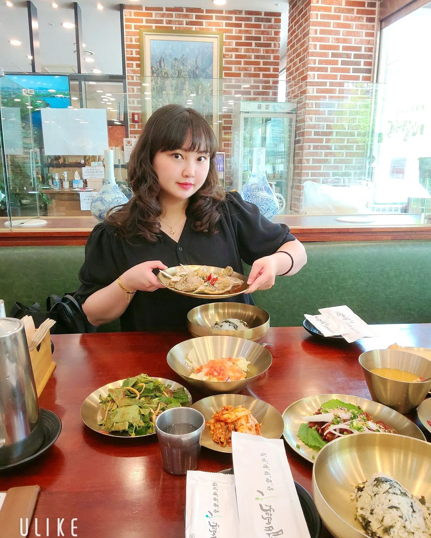 #협찬 #산이내린밥상곤드레밥집 ❤️

여러분 안뇽하쎄영🙋‍♀️
오늘은 찜니가 천안 맛집을 댕겨왔습니당!! 🏃‍♀️🏃‍♀️🏃‍♀️

곤드레밥이 증말 푸짐하게 나오는 #천안한정식맛집 !! ㅋㅋㅋㅋ

찌므니는 게장 러버기때문에 매뉴 선택에 큰 어려움 없이 

🦀 양념게장정식  17,000원
🦀 간장게장정식  17,000원

요로케 주문했는데용!

가격 진짜 너무 착하지 않나요?!
게장먹으려면 두명이서 보통 6~7만원 훌쩍인데 가성비 일단 합격!!👍

게장이 사이즈가 아주 크진 않지만 살이 꽉차서 아주 쫀득하고 맛있더라구용❤️
게다가 게장정식을 주문하면 가자미구이도 나온다니 이거 완전 횡재한기분ㅋㅋㅋㅋ🙊

게장정식으로 2인분 주문했더니 가자미구이도 두마리가 나와서 완전 배불러서 셀프바에 푸짐히 준비되어있는 반찬들과 제철과일 리필 한번도 못한거 너무 속상ㅠㅠㅠ,,, 

그래두 셀프바에서 곤드레가 들어간 보리빵은 꼭 먹어보셔야해유❤️ 쫀득쫀득하고 담백하고 너무 맛있어용! 

먹는동안 쉴 새 없이 배달의민족주문! 이 계속 울리더라구용ㅋㅋㅋㅋㅋ 배달로도 찾는 분들이 많다는건 이미 검증된 맛집이란거쥬? ㅋㅋㅋ

아!! 그리고 꿀팁을 드리자면 나가실때 커피와 뻥튀기간식도 준비되어있으니까 뻥튀기배는 남겨 놓으셔야한다능ㅋㅋㅋㅋ🤭🤭

그리고 음료냉장고에 얼음컵이 정갈하게 만땅 준비되어있으니 얼죽아들도 참고하세용 ㅎㅎㅎㅎ

참고로 전 얼죽아🙋‍♀️ㅋㅋㅋㅋ

#성정동맛집 #천안게장맛집 #한정식맛집 #가성비맛집 #곤드레밥 
#곤드레나물 #곤드레비빔밥 #보리빵 
#한정식 #먹스타 #먹팔소통 #맞팔환영 
#소통스타그램💓 #먹소통 #간장게장맛집 #게딱지비빔밥