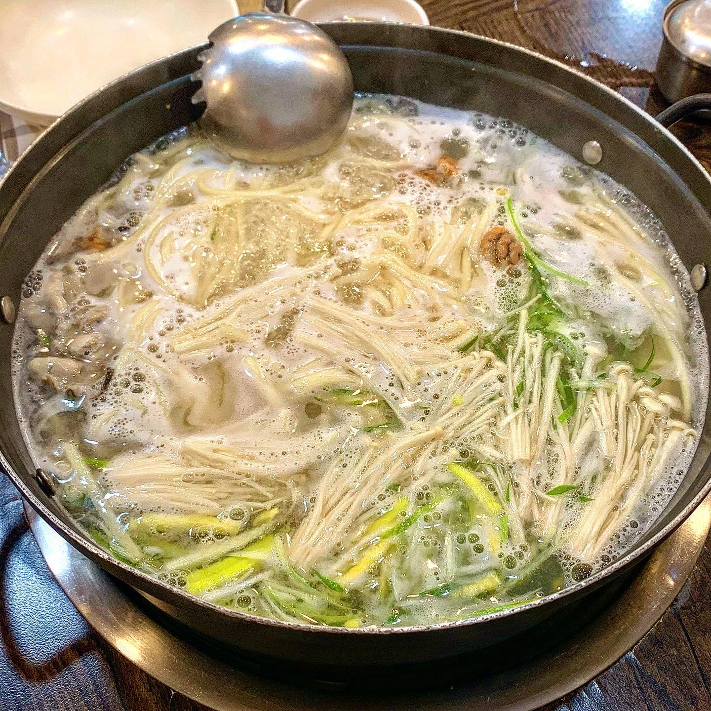 ♫ 공주 유가네 칼국수 ♫

맛있는 녀석들 프로그램에 나왔던
전국 5대 칼국수 맛집!
충남 공주 유가네 칼국수에 왔습니다 ◡̈ 

유가네 칼국수 대표메뉴인
‘ 복해물칼국수 ’는 자연산 밀복으로 끓인 육수에
바지락, 오만둥이, 굴 등을 넣은 해물칼국수에요 !

복어로 만든 육수라해서 너무 궁금했는데
진짜 국물이 시원 그잡채 ,,
술도 안 마셨는데 그냥 해장이 되어버리는 맛 ㅜㅜ

면도 쫄깃쫄깃하구요 겉절이는 너무 맛있구요,, ㅜ
그냥 맛있어요 😭

거기다 만두는 고기만두인데
속이 한가득 들어있어서
한입 먹으면 입안 가득 차는게
기분이 너무 좋더라구요,,❤️
고기 육즙도 미쳤음 ㅜ

그리고 평일이어도 예약은 꼭 하고 가세요,,!
12시 지나자마자 사람들이 바글바글,,
역시 방송나온 맛집은 다르네요!
오늘도 잘먹었습니다 🫶🏻
.
.
.
📍 충남 공주시 원댕이길 8 영우마을1차아파트 유가네 칼국수

➿복해물 칼국수 9.0
➿왕만두(대) 7.0