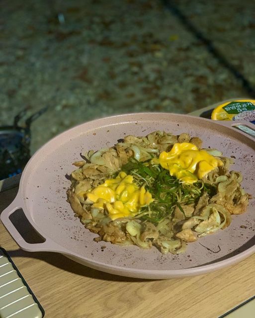 돕이캠핑 on Instagram: "#광고 벌써 날씨가 선선해진게 가을이 성큼 다가온 기분이에요🍃🍃 날이 시원해지니 캠핑에서도 한잔두잔 즐기기가 더 좋아진🌝🍶 이번에 술안주로 호다닥 만들어