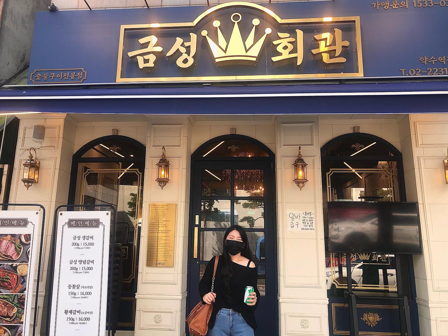 #협찬 #금성회관

즐거운 토요일 보내셨나요?
저는 약수역에 있는 🔥금성회관🔥에서 맛있는 고기를 먹고 왔어요😆
원래라면 고기에 소주겠지만…
둘 다 다음 일정이 있는터라 음료로 짠했어요😂

고기를 잘 구워주는 사람과 잘 먹는 사람 중 어느쪽을 좋아하실 지 몰라 둘 다 찍었는데요😎
전 사실 먹는 쪽이에요😚
제가 구우면 안익거나 타거나 둘 중에 하나라서 제 지인들은 저한테 집게 잘 안 맡기더라고요…😇

특이한 점은 또띠아를 구워먹을 수 있게 조각으로 잘라주셨던 거였어요✨
싸먹으라고 주신 것 같긴한데 
전 마지막에 입가심으로 먹었더니 너무 깔끔해서 좋더라고요..😌
고기와 함께 먹을 수 있는 밑반찬도 정말 많았는데요,
가장 맛있던 조합은 간장양파+쌈장이었어요🧅
느낌 아니까~🥰

구우면서 탈까봐 걱정했더니 
바쁘지 않은 시간이라고 손수 구워주신 쏘스윗한 사장님…❣️
고기도 물론 맛있었지만 사장님이 친절하셔서 또 가고 싶은 곳이었어요😇

고기 구워 먹고 싶은 사람~🙌🏻
모두 금성회관으로~😎

🥩상호명 : 금성회관 약수직영점 (gshg_ys)
🥩위치 : 서울 중구 다산로 137 1층