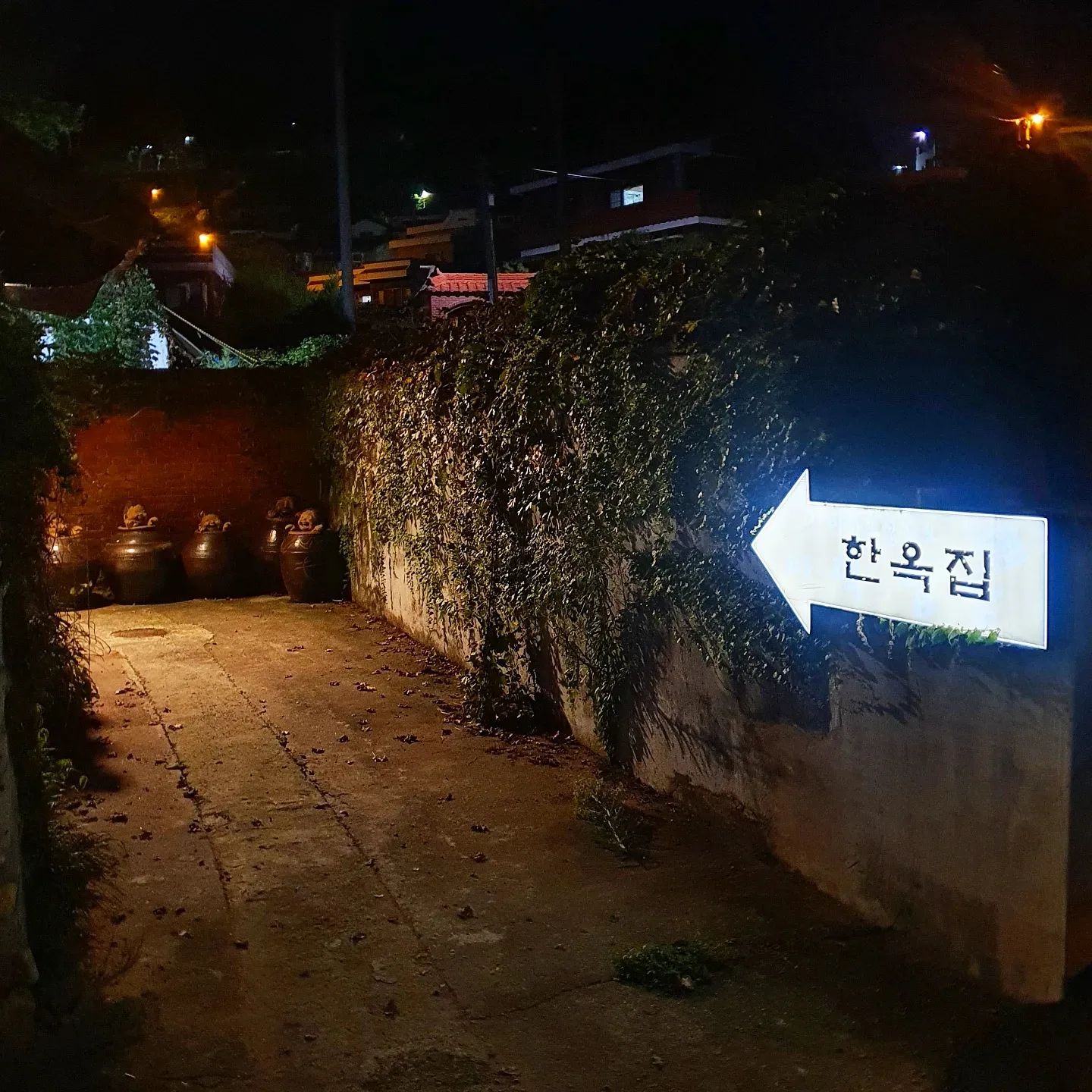 #첫줄안녕 #일상 #휴가사진대방출 💓
#한옥집 이름만큼이나 한옥 분위기가 고즈넉했던 실비집
일명 이모카세~ 이모님의 픽 제철안주와 술이 땡기는 안주들!!
조금씩 다양하게 먹는 거 좋아하는 나에게는 너무 좋은 곳  센스 짱이야😍👍
.
.
#여름휴가 #사천 #삼천포 #삼천포한옥집 #실비집 😋
.
#먹스타그램 #맛집 #사천맛집 #삼천포맛집 #삼천포실비 #안주스타그램 #음식사진고자 #이모카세 #다양한안주 #양념게장 #김밥 #갈비찜 #맛도리 #고즈넉한한옥 #너무좋아 #술데이트 #사진올리기 #ing 📸